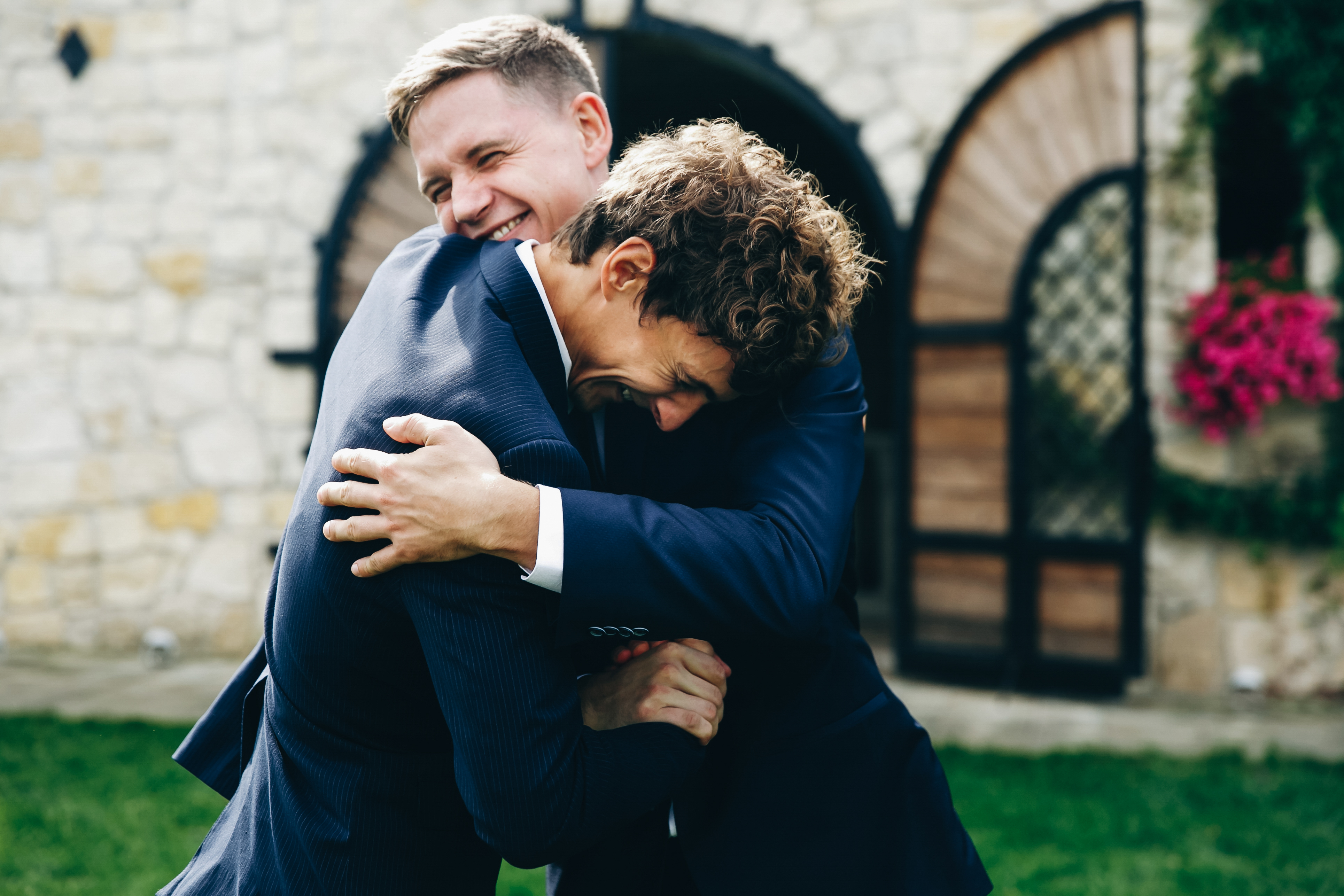 Un marié avec son jeune frère | Source : Shutterstock
