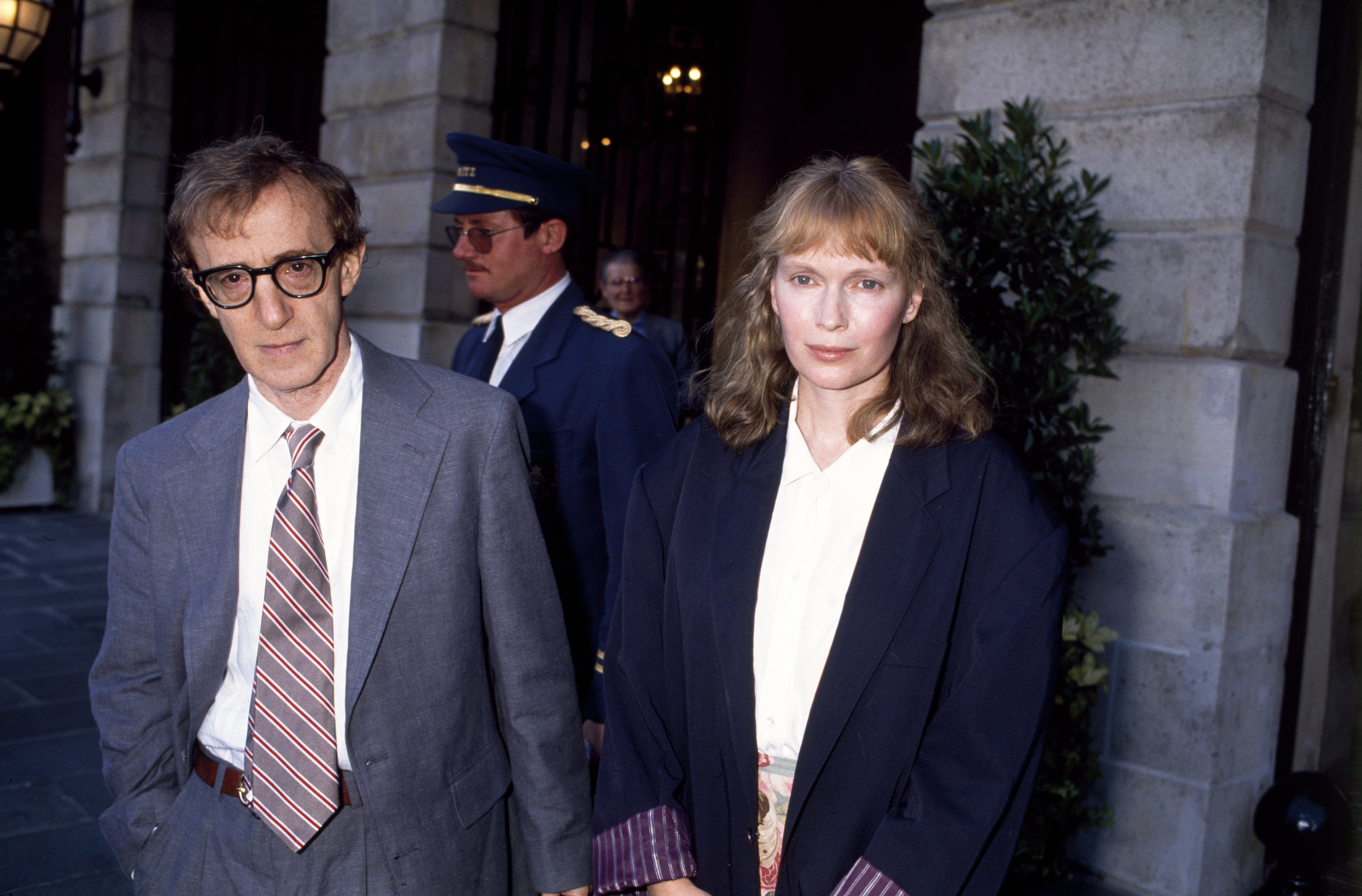 Woody Allen et Mia Farrow sont photographiés à Paris, en France, vers 1980. | Source : Getty Images