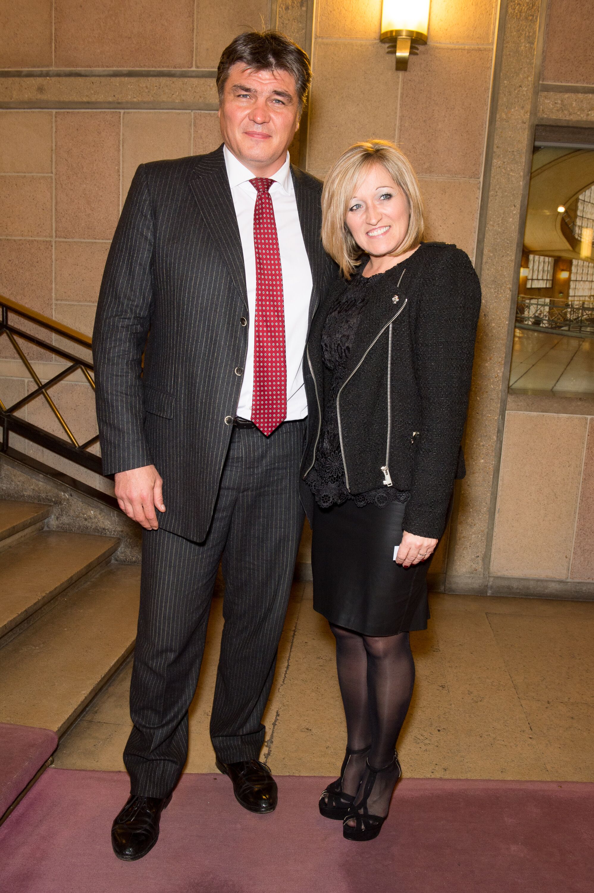 David Douillet et son épouse Valérie au Palais d'Iena, en l'honneur de l'artiste américain Jeff Koons, le 27 novembre 2012 à Paris, France. | Photo : Getty Images