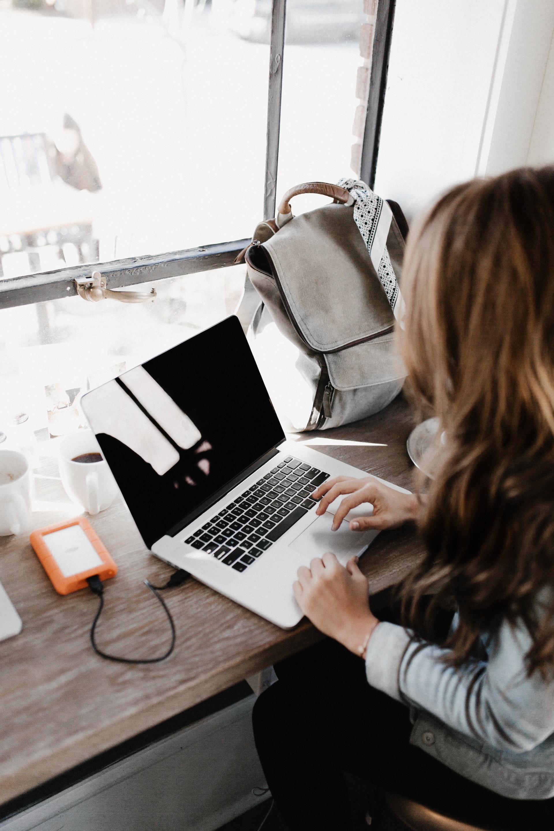 Una mujer trabajando con su portátil | Fuente: Pexels