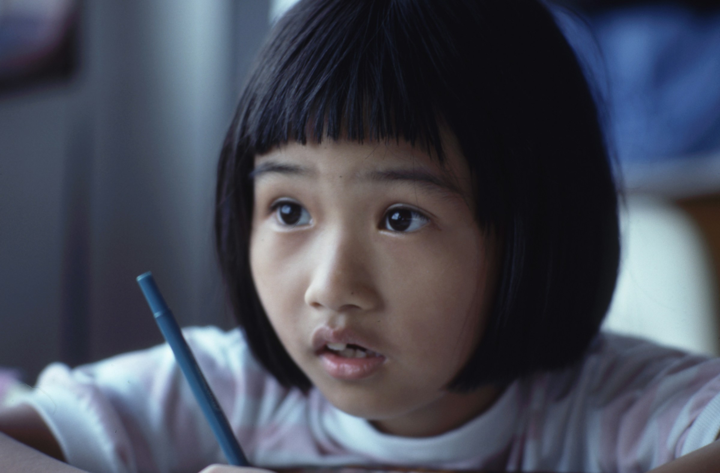 A girl writing something | Source: Unsplash