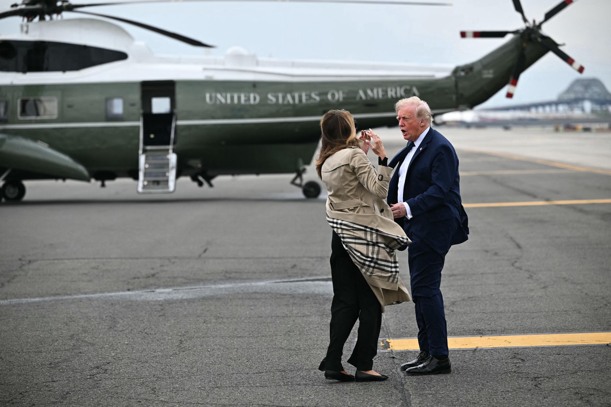 Le président Donald Trump s'entretient avec La Première Dame Melania Trump à l'aéroport international Newark Liberty de Newark, dans le New Jersey, le 26 avril 2025. | Source : Getty Images
