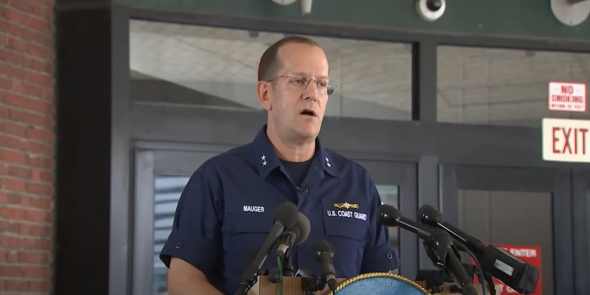 Le contre-amiral John Mauger, commandant du premier district des garde-côtes, tient une conférence de presse concernant le submersible touristique disparu le 19 juin 2023 | Source : Youtube/Sky News