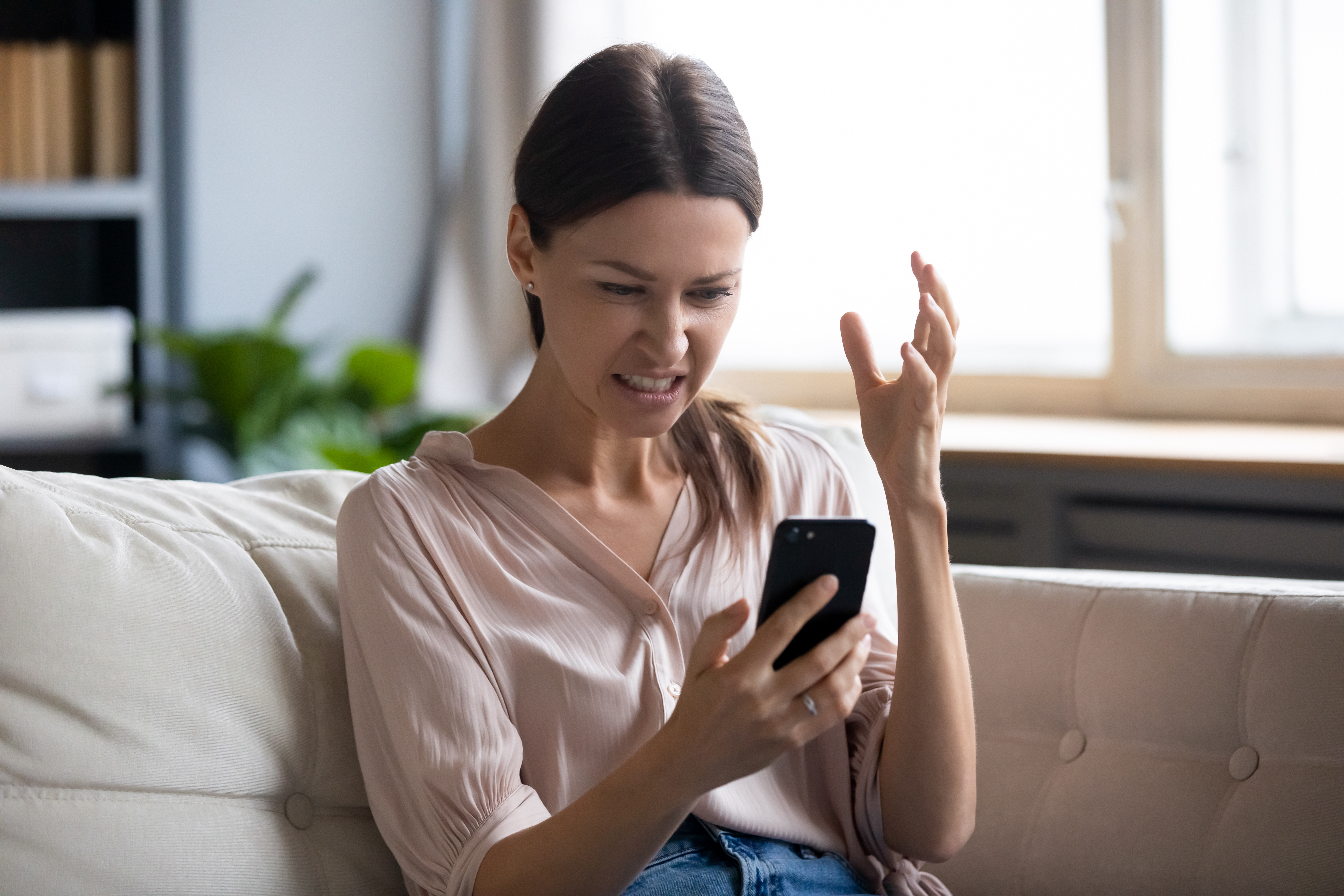 La belle-sœur de la femme lui a reproché d'avoir contrarié ses parents lors de la fête des mères. | Source : Shutterstock