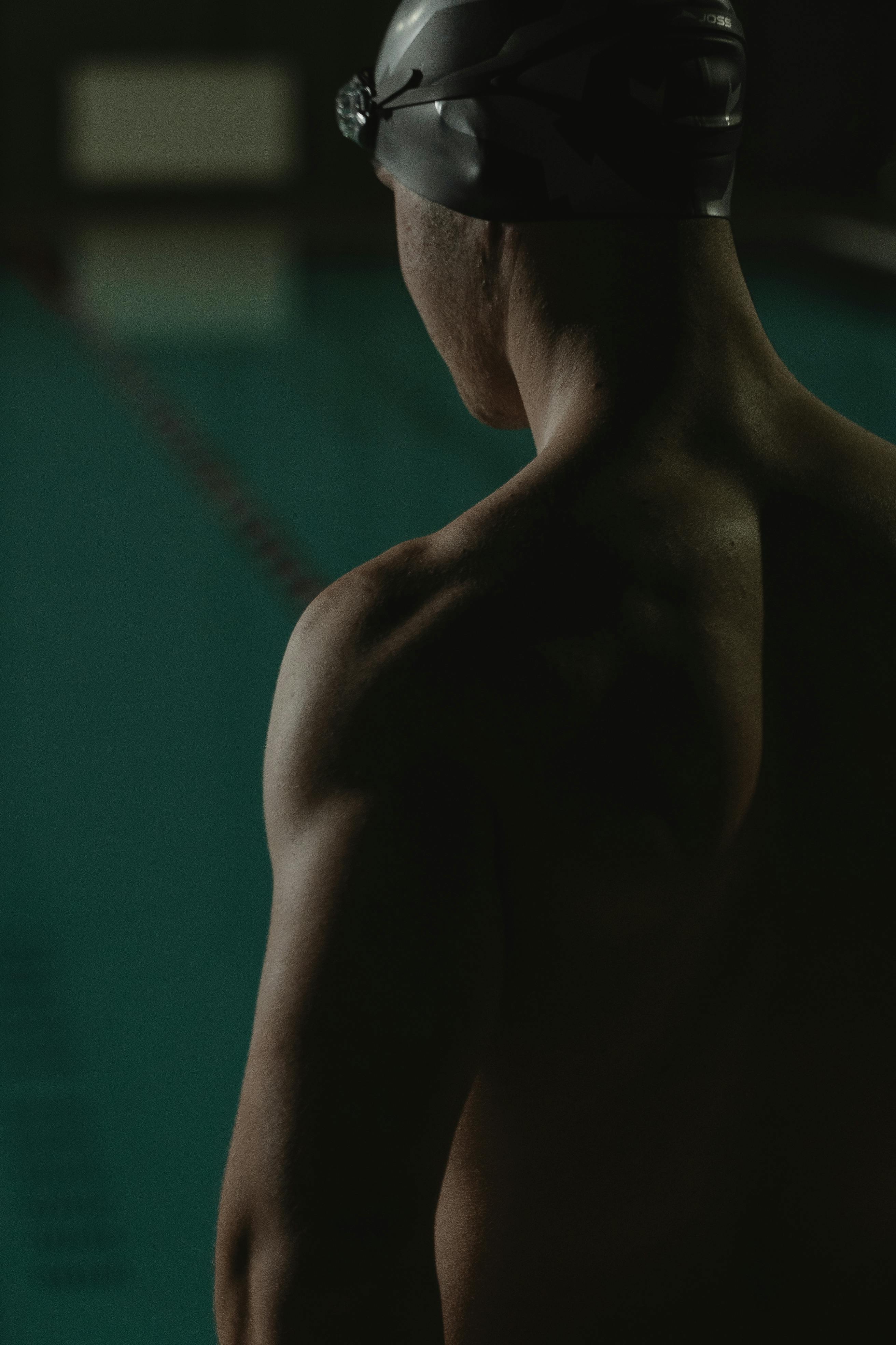 Un homme debout au bord d'une piscine | Source : Pexels