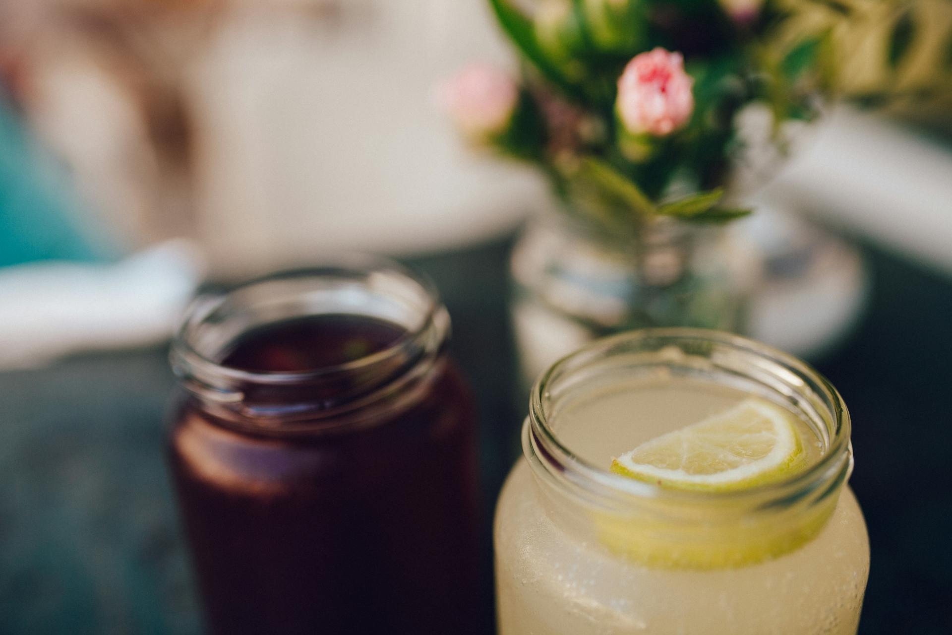 Du jus dans des bouteilles en verre | Source : Pexels