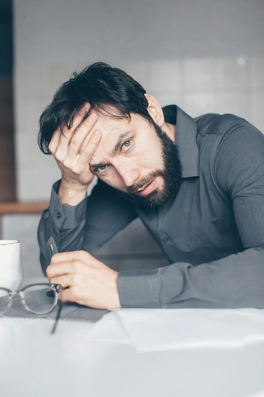 Un homme fatigué qui regarde vers le haut | Source : Pexels