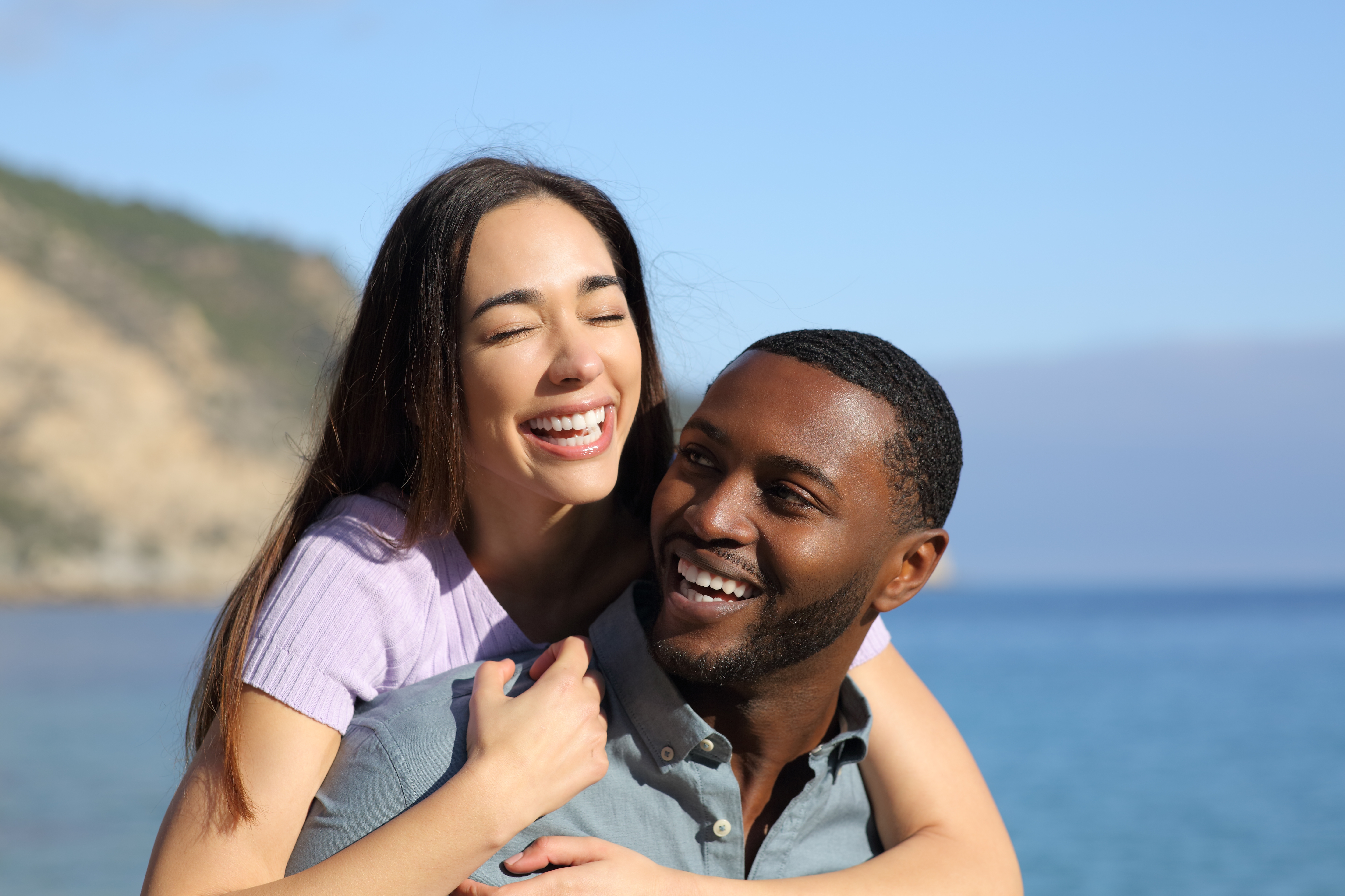 Un couple interracial heureux est photographié sur la plage | Source : Shutterstock