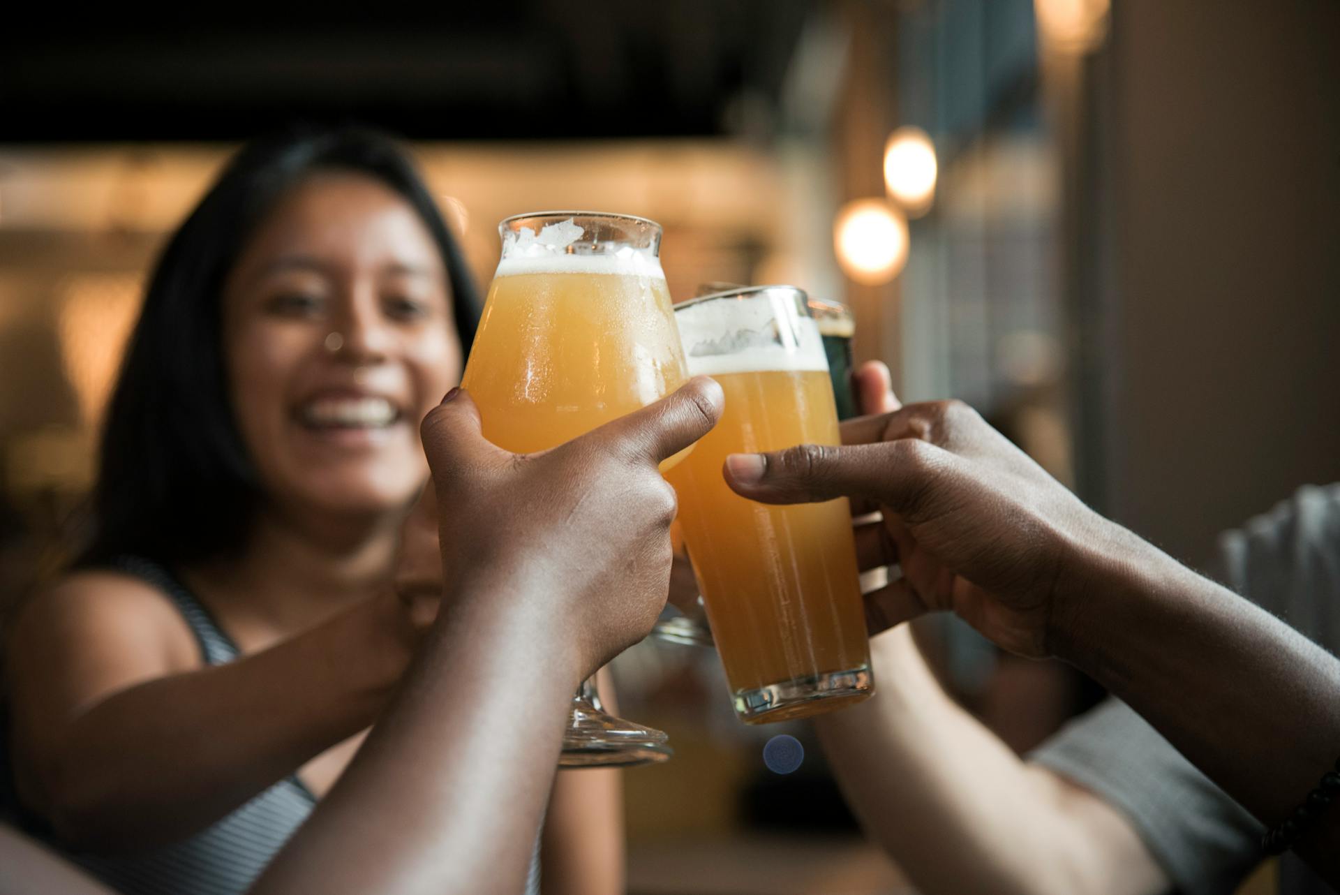 Des amis font la fête dans un bar | Source : Pexels