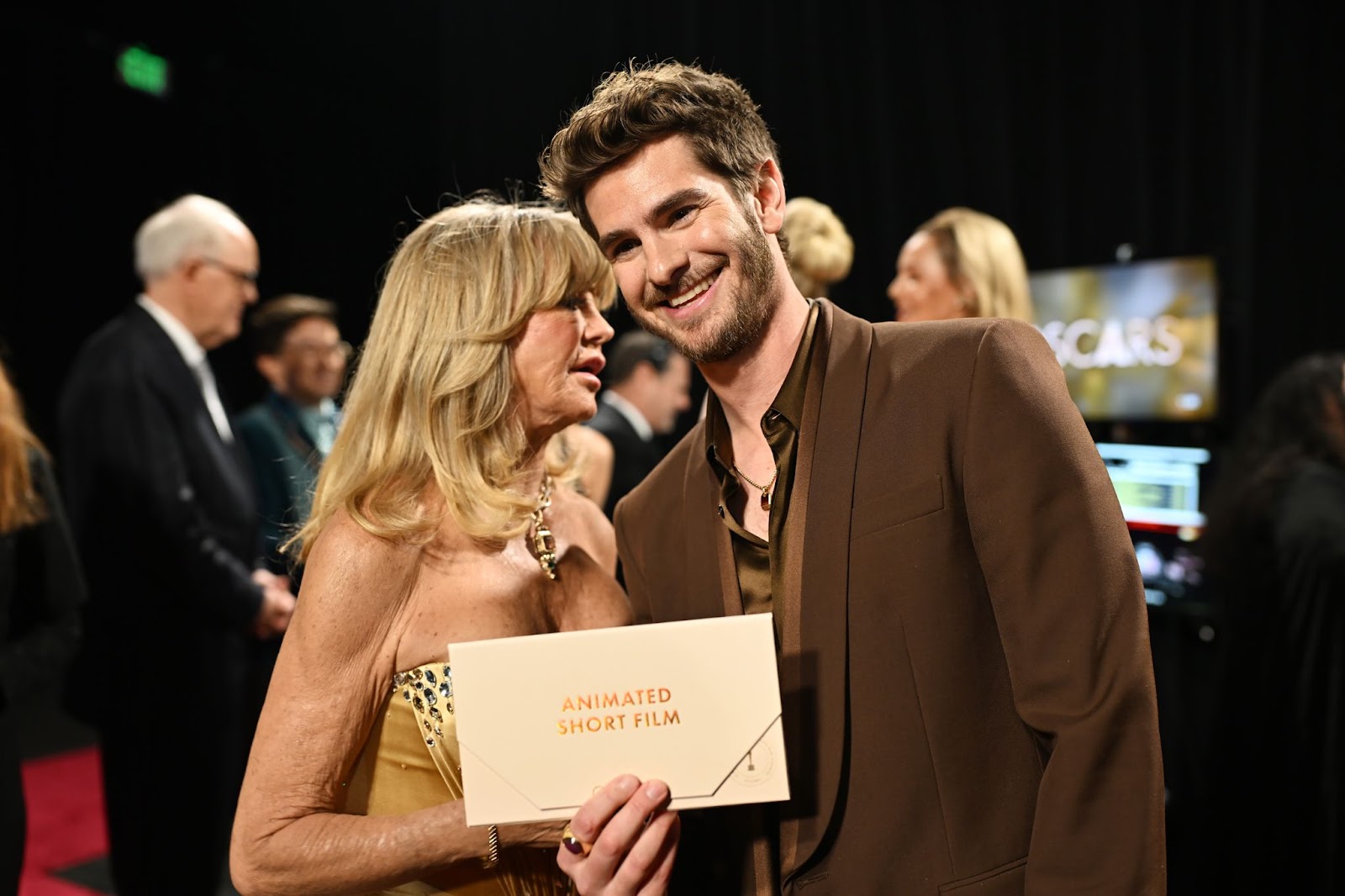 Goldie Hawn et Andrew Garfield posent en coulisses avec l'enveloppe du gagnant du meilleur court métrage d'animation | Source : Getty Images