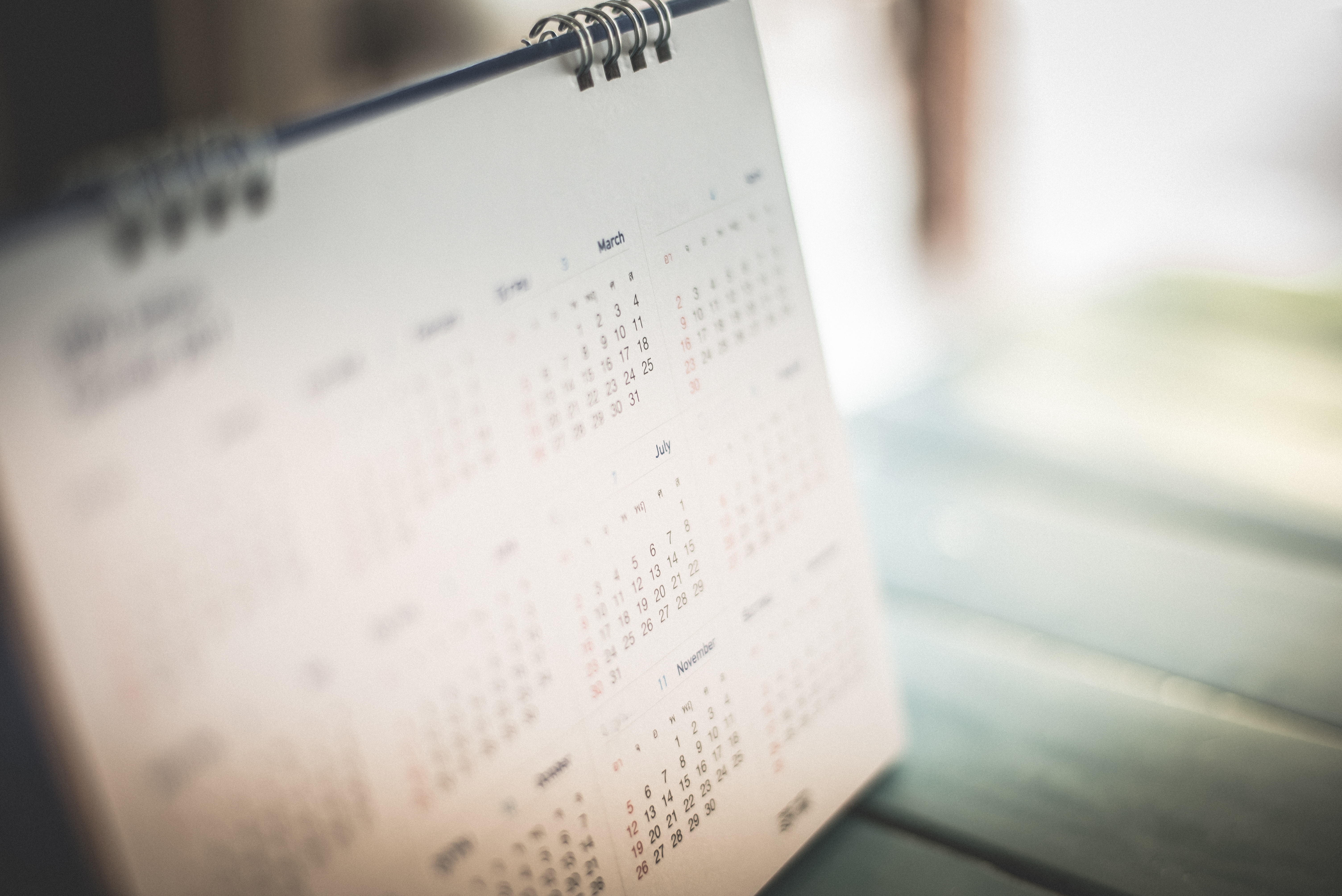 Un calendrier sur une table | Source : Shutterstock
