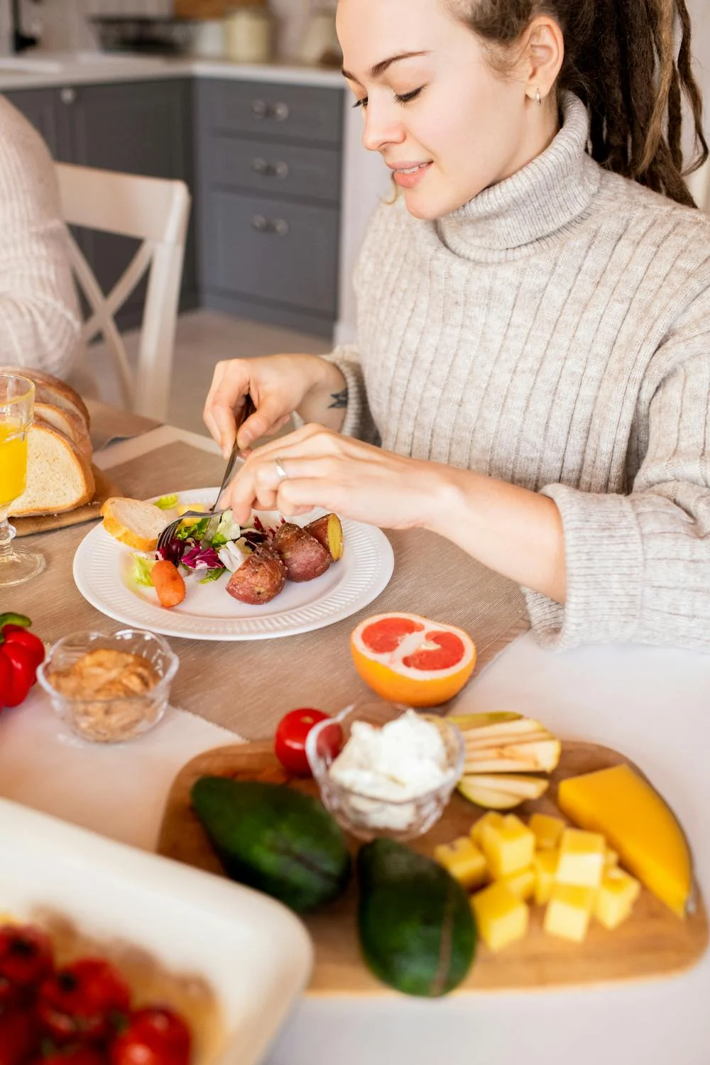 Une femme en train de manger Source : Pexels