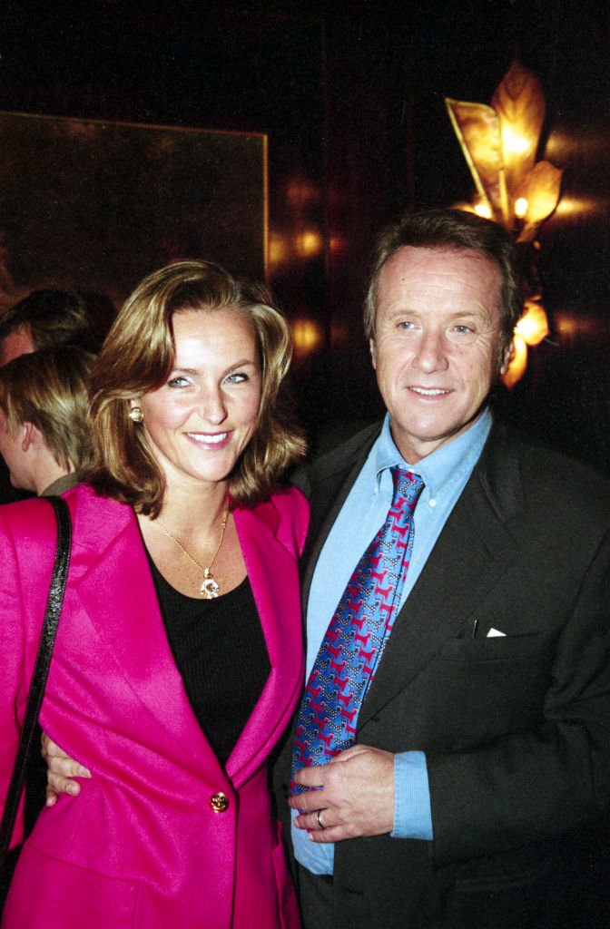 Yves Rénier et sa femme Karine, à Paris, France le 6 février 1998. І Source : Getty Images