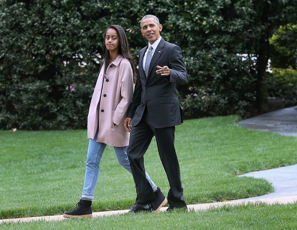 Barack Obama marche avec sa fille Malia avant de quitter la Maison Blanche 7 avril 2016 |  Photo : Getty Images