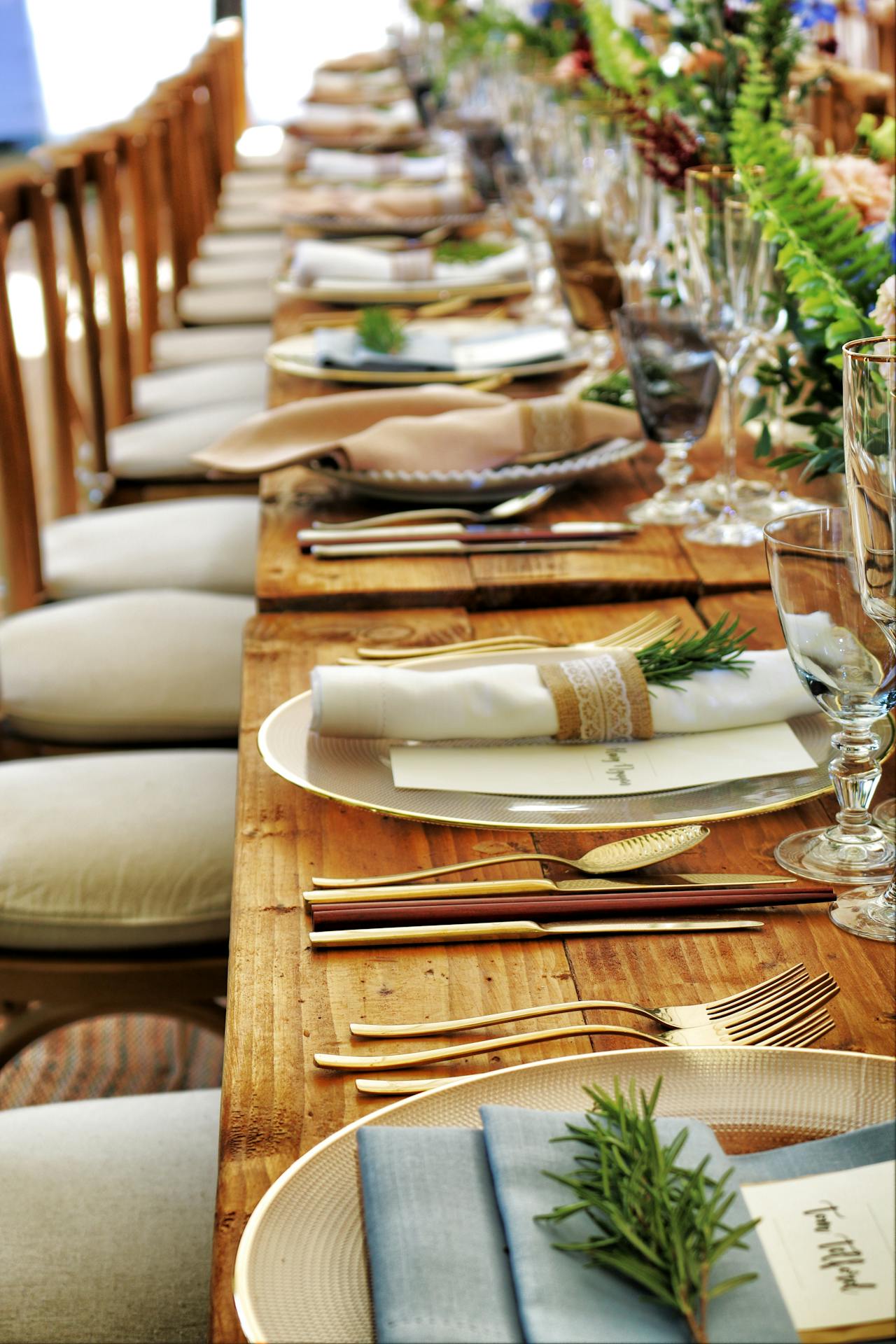 Une table dressée pour un dîner spécial | Source : Pexels