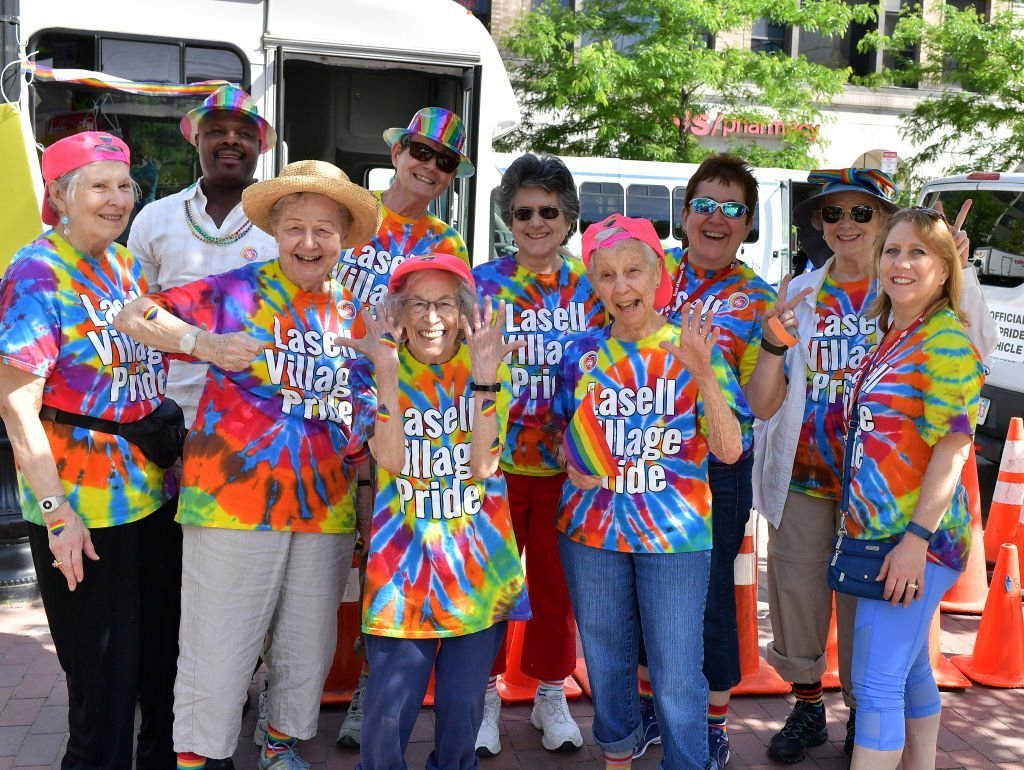 Des membres Senior de la Coalition LGBT prennent part au 48e défilé annuel de la Boston Pride Parade | Photo : Getty Images