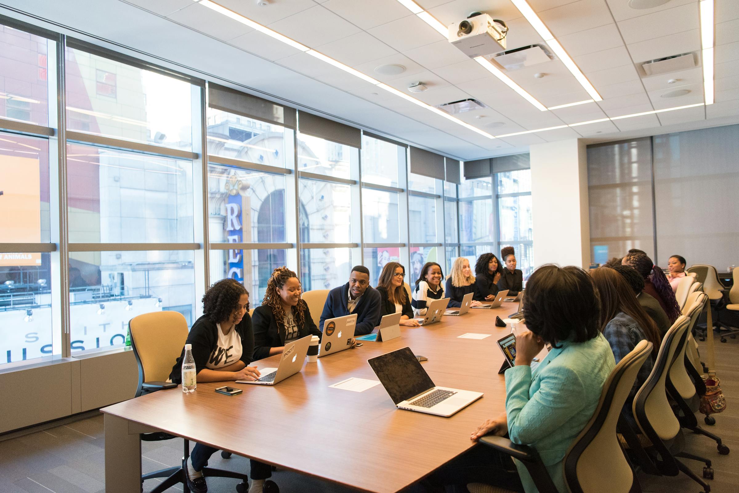 Des cadres réunis dans une salle de conférence | Source : Pexels