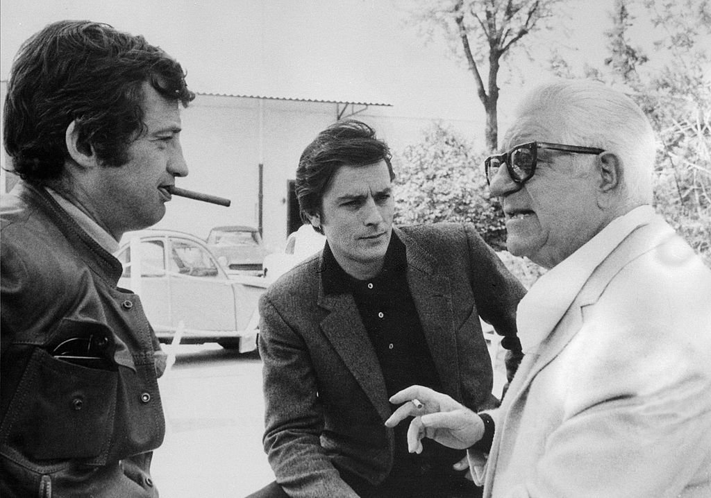 Les acteurs français (de gauche à droite) Jean-Paul Belmondo, Alain Delon et Jean Gabin. | Photo : Getty Images
