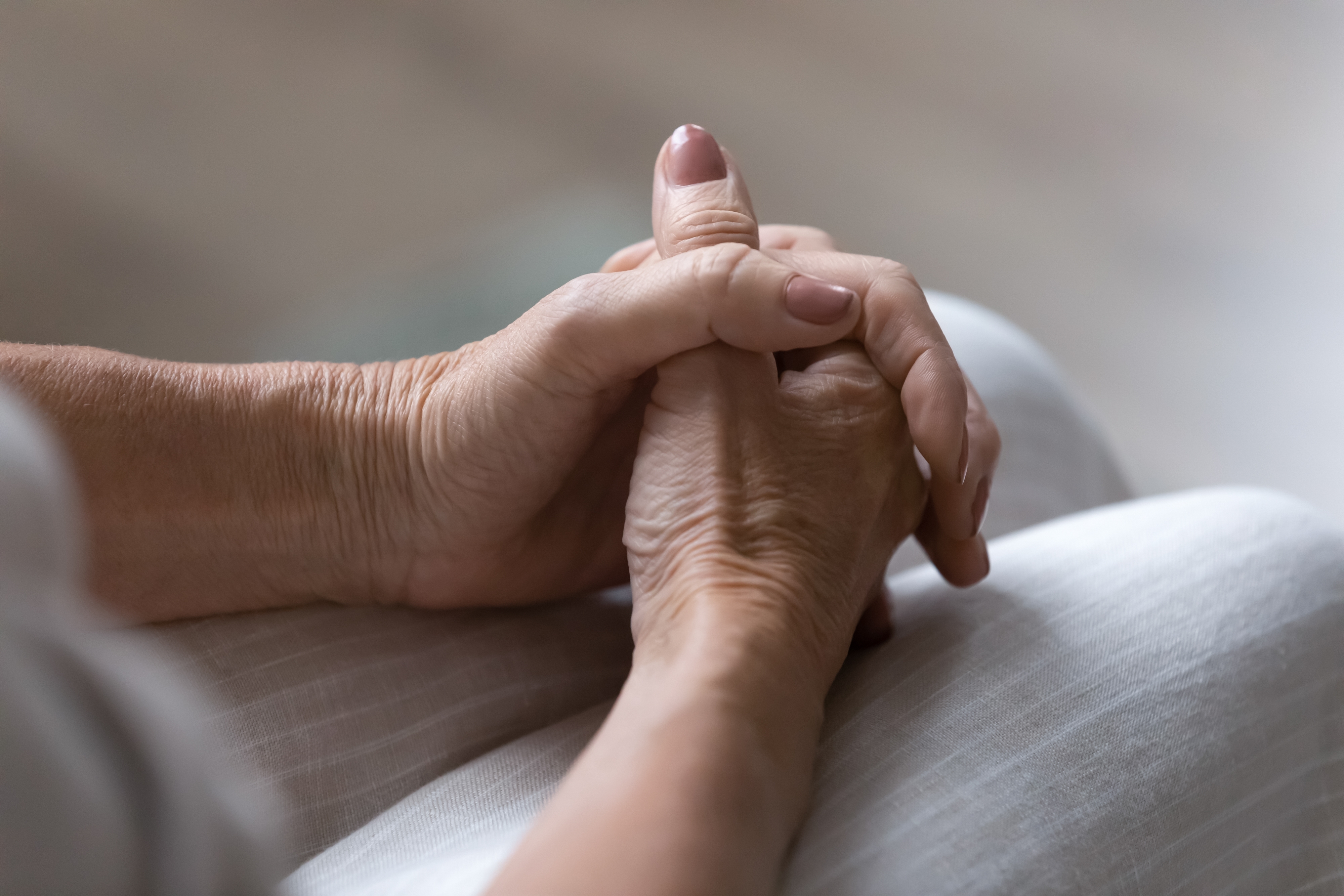 Une femme âgée assise avec les mains jointes | Source : Shutterstock