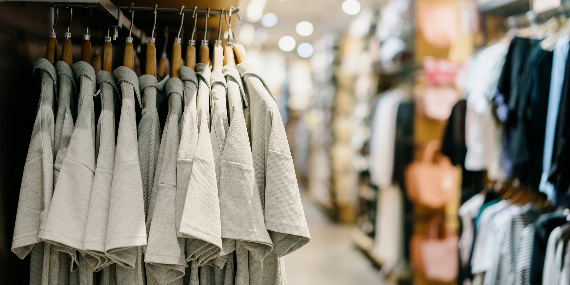 L'intérieur d'un magasin de vêtements | Source : Shutterstock