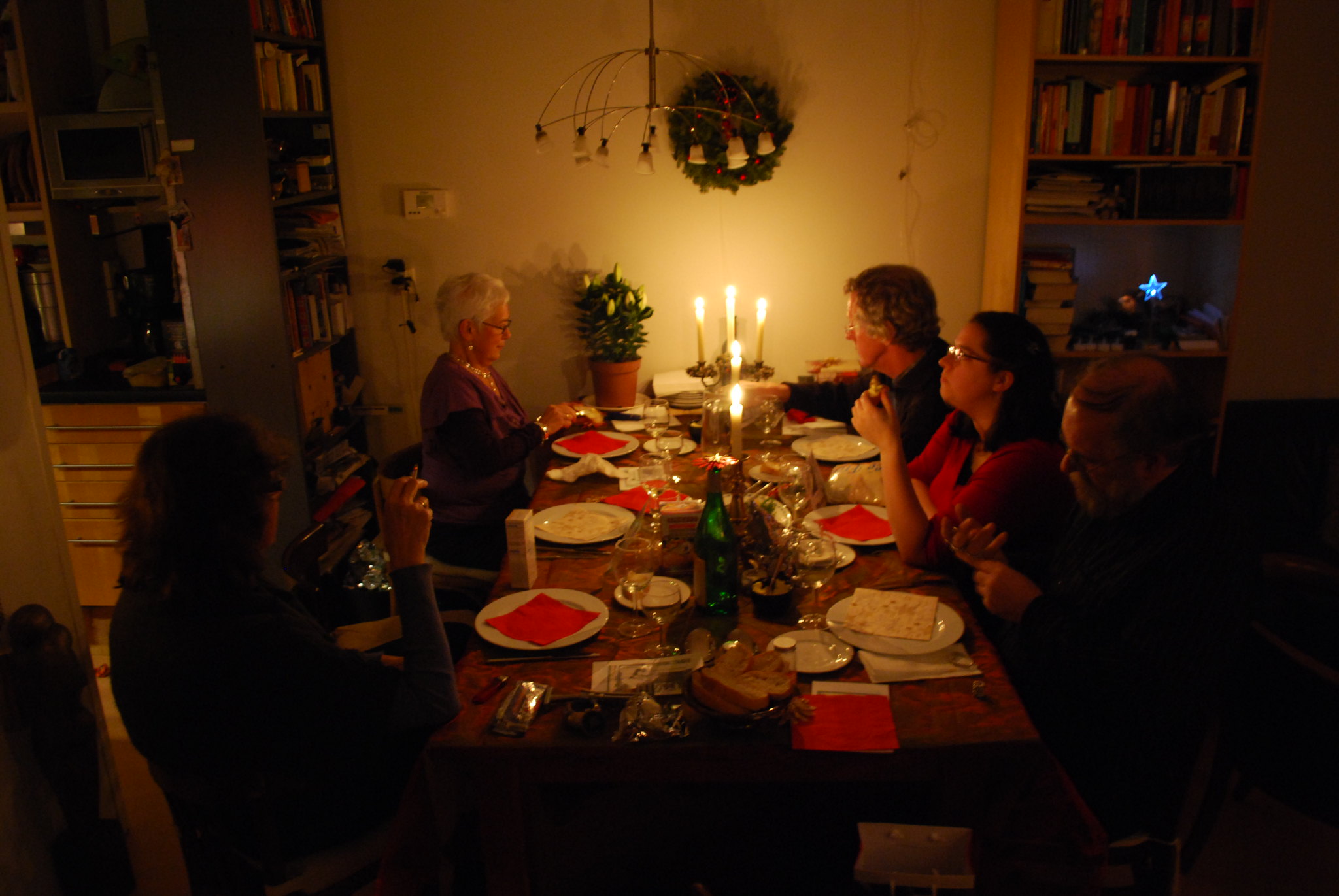 Les membres d'une famille en train de dîner de Noël | Source : Flickr