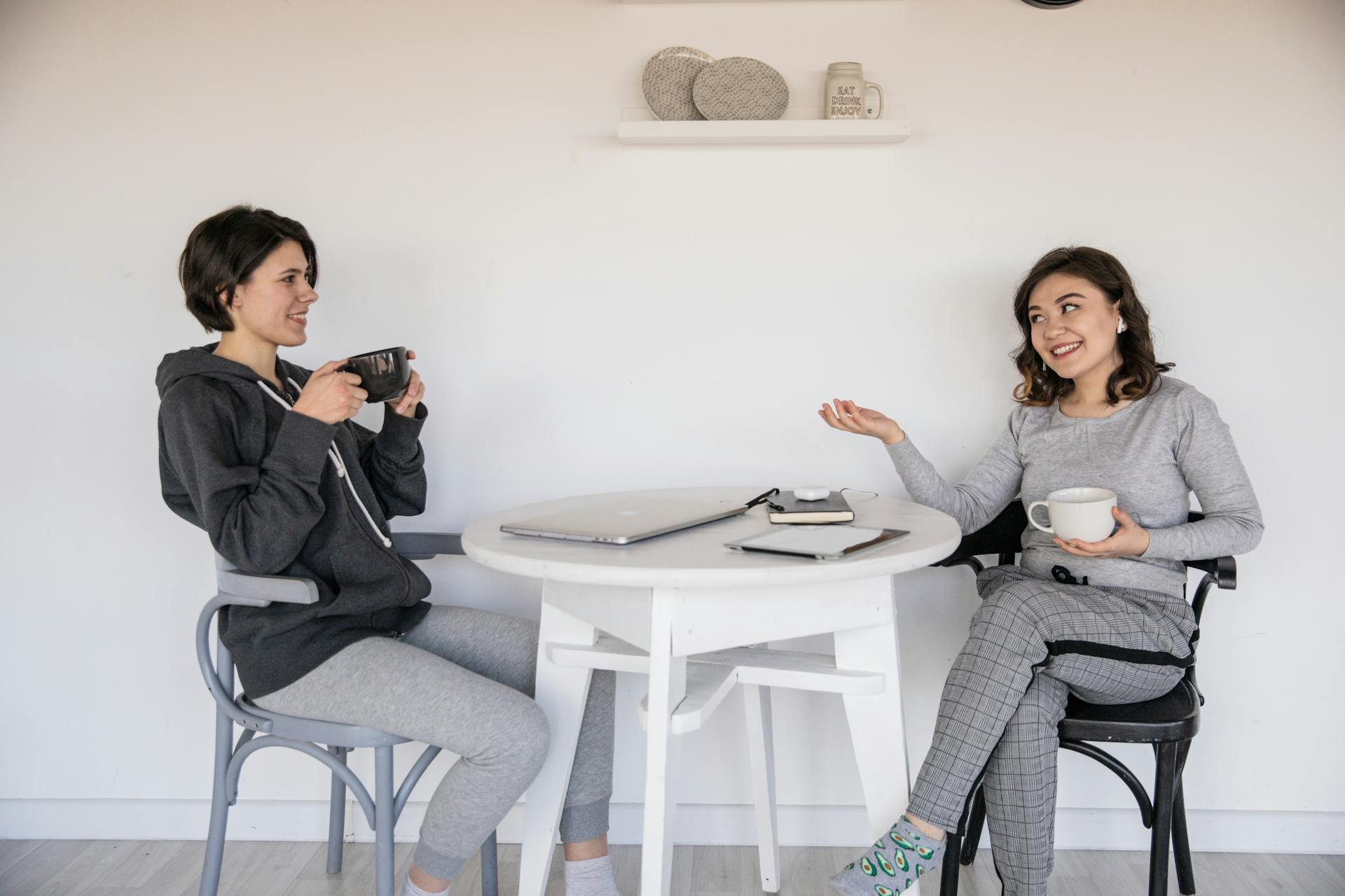 Deux femmes discutent et prennent un café | Source : Pexels