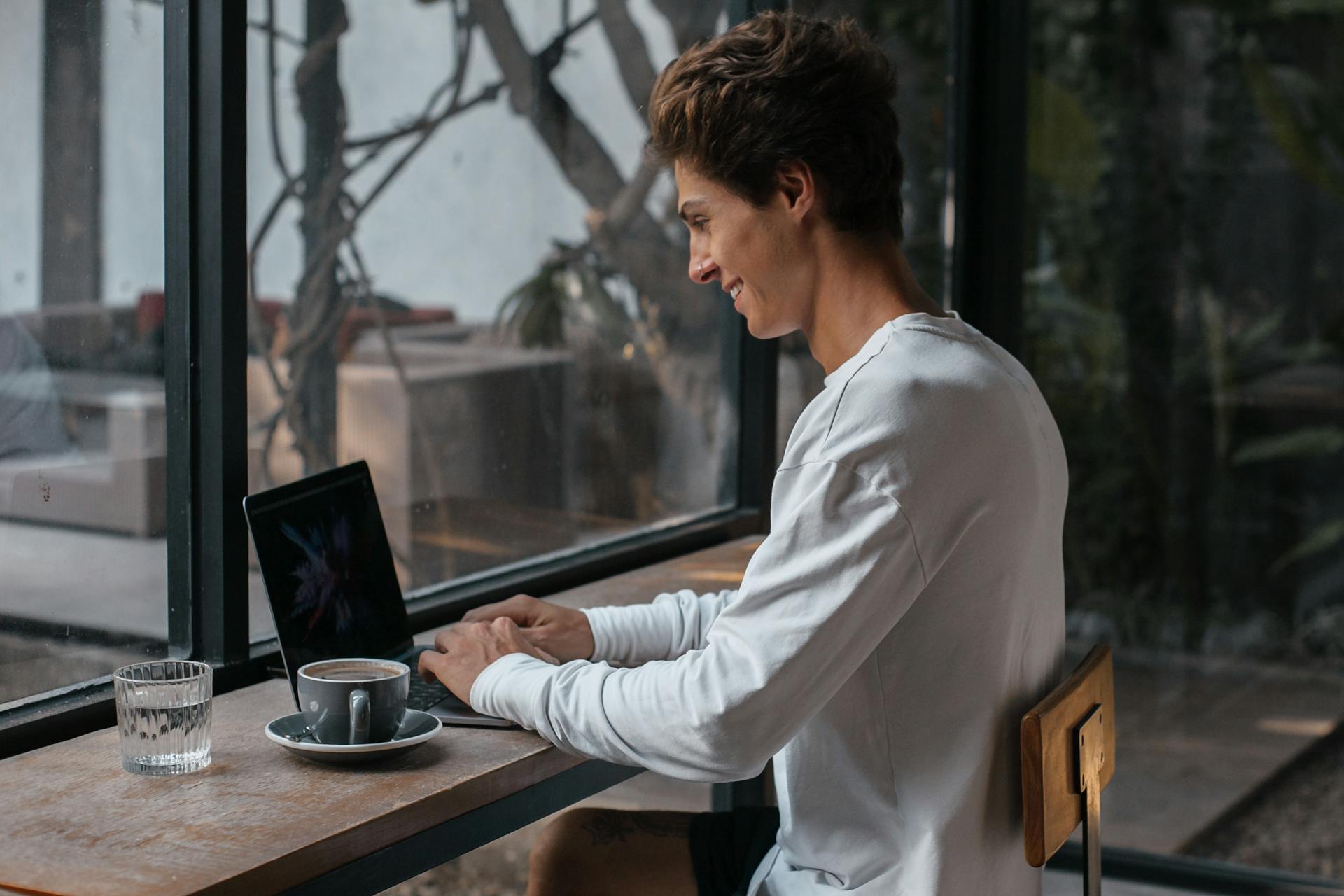 Un homme utilisant son ordinateur portable | Source : Pexels