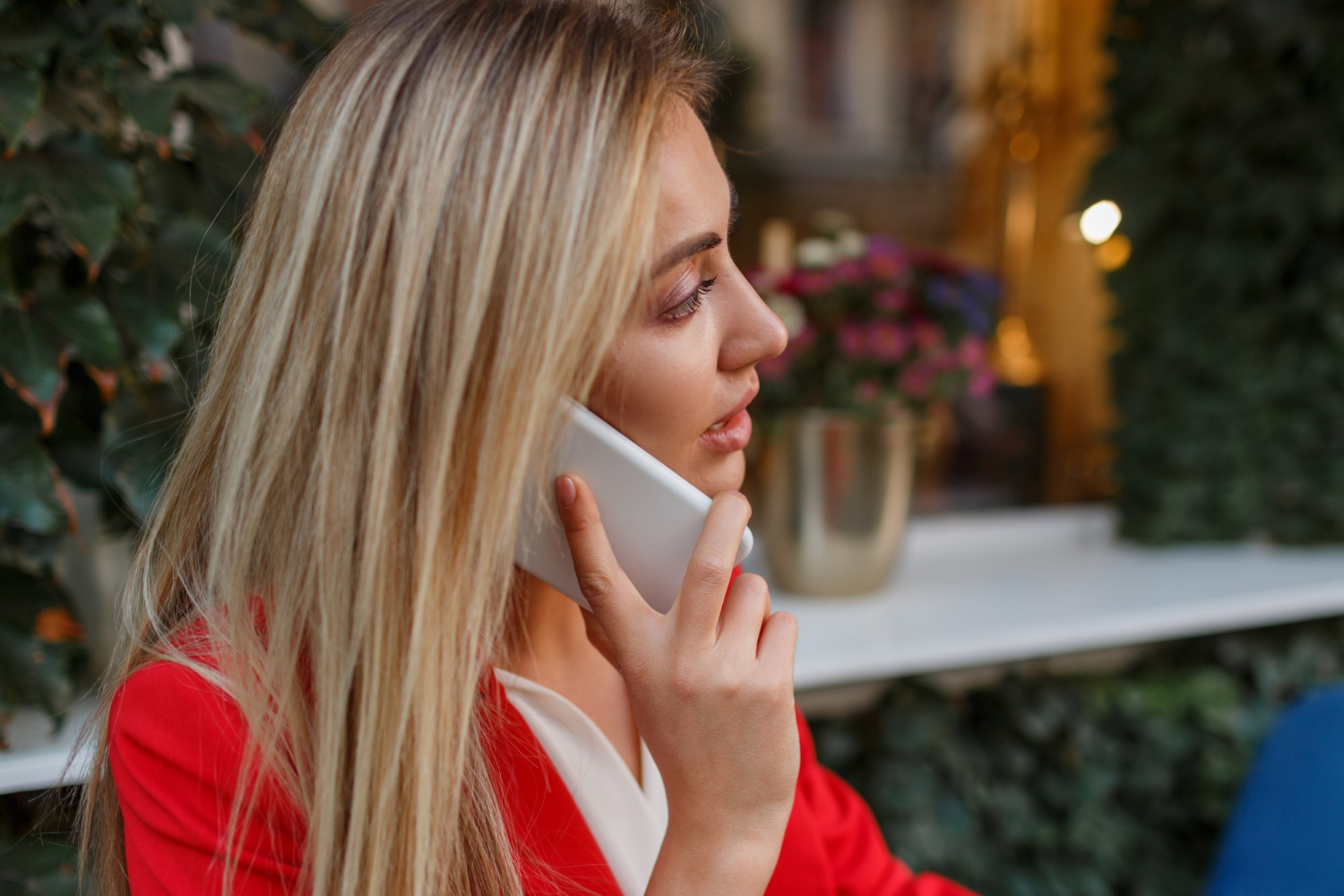 Une femme qui parle au téléphone, l'air décontracté et ennuyé | Source : Freepik