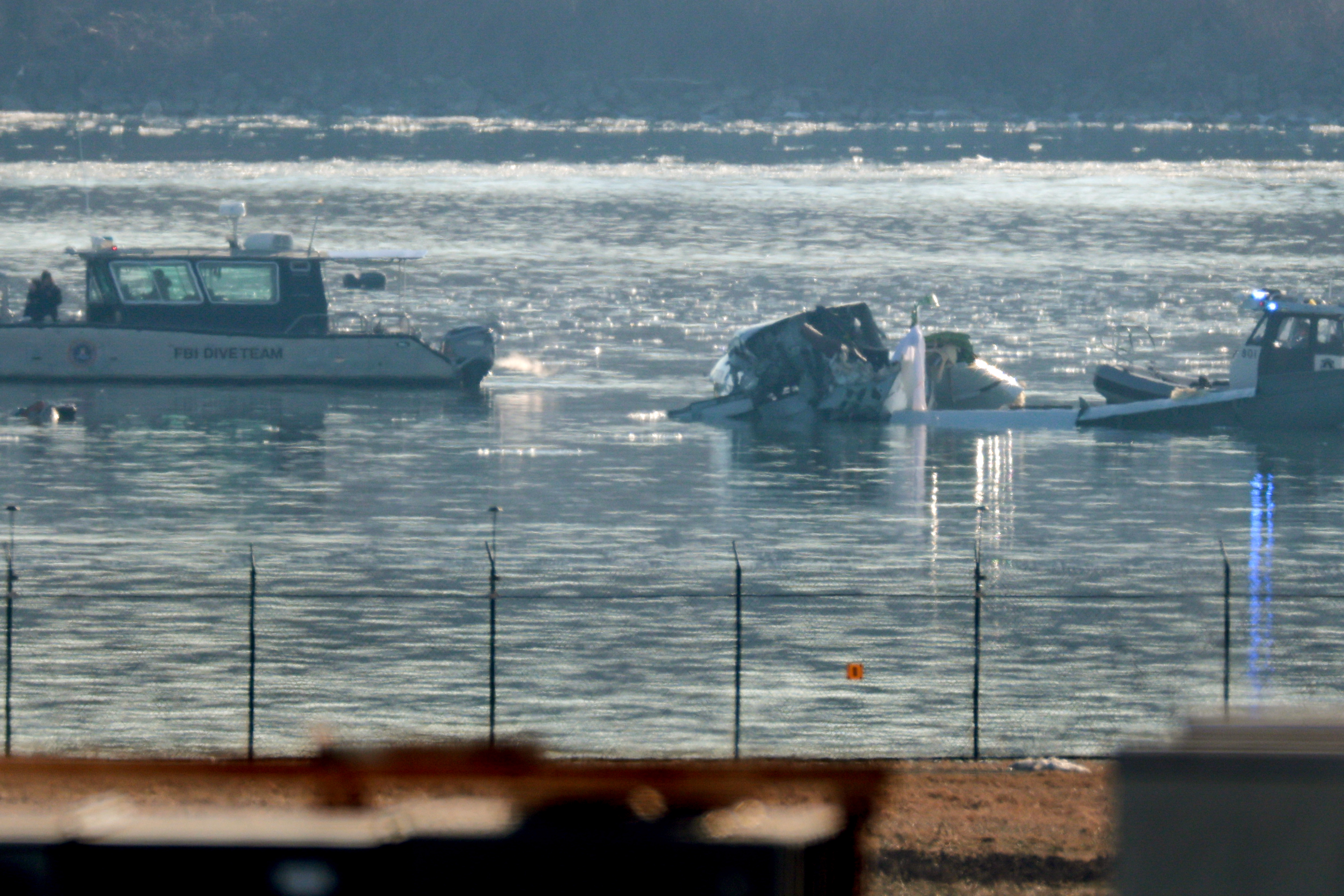 Les unités d'intervention d'urgence recherchent le site du crash d'un avion d'American Airlines sur la rivière Potomac après un accident lors de l'approche de l'aéroport national Reagan, le 30 janvier 2025 | Source : Getty Images