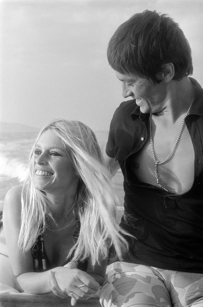Alain Delon et Brigitte Bardot à Saint-Tropez en août 1968. | Photo : Getty Images