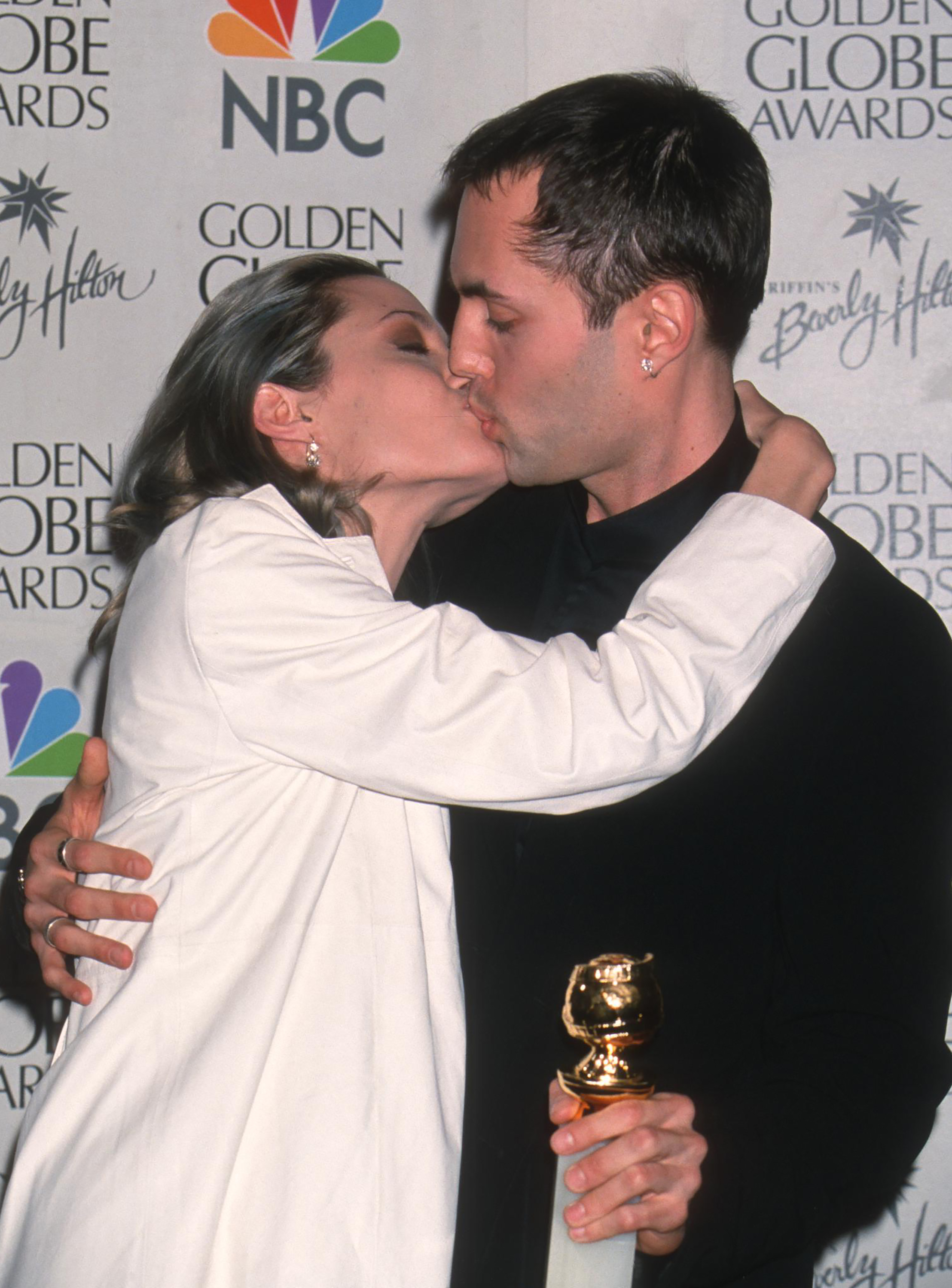 Le 24 janvier 2000, Angelina Jolie a fait parler d'elle dans les médias quand elle a embrassé sur la bouche son frère adoré, James Haven, devant tout le monde. | Source : Getty Images