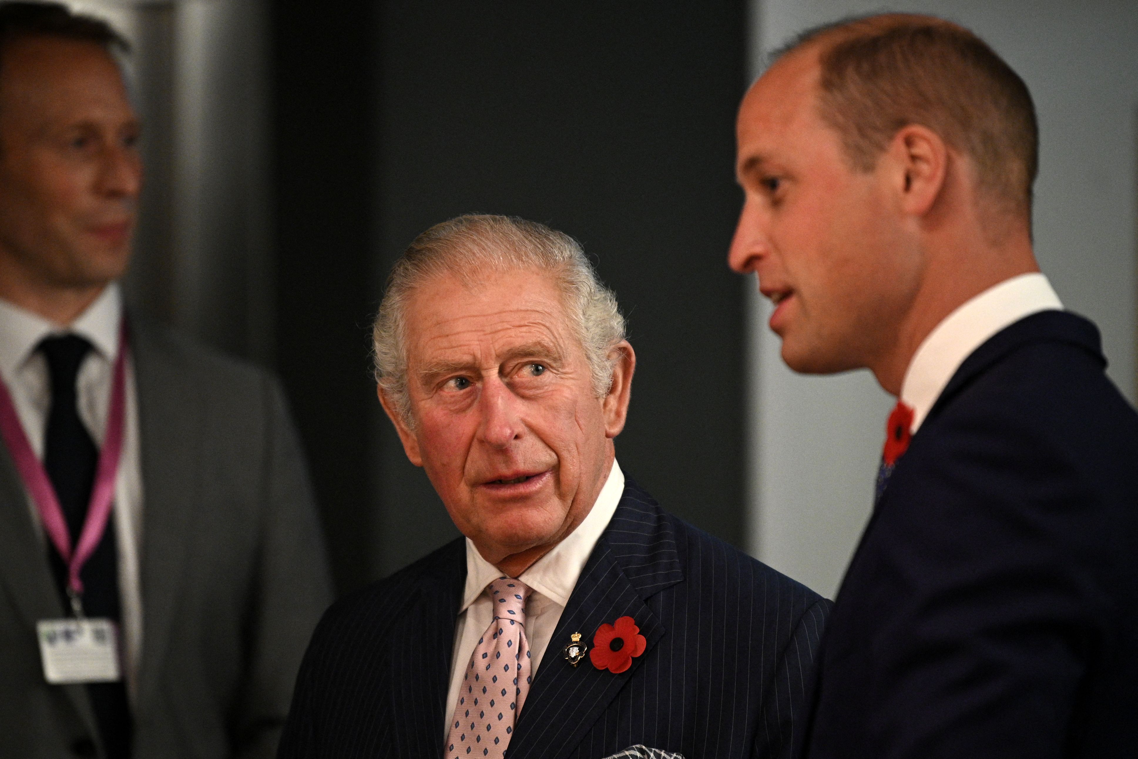 Le prince Charles et le prince William lors d'une réception donnée en l'honneur des principaux membres de la Sustainable Markets Initiative et des lauréats et finalistes du premier Earthshot Prize Awards à Glasgow, en Écosse, le 1er novembre 2021. | Source : Getty Images