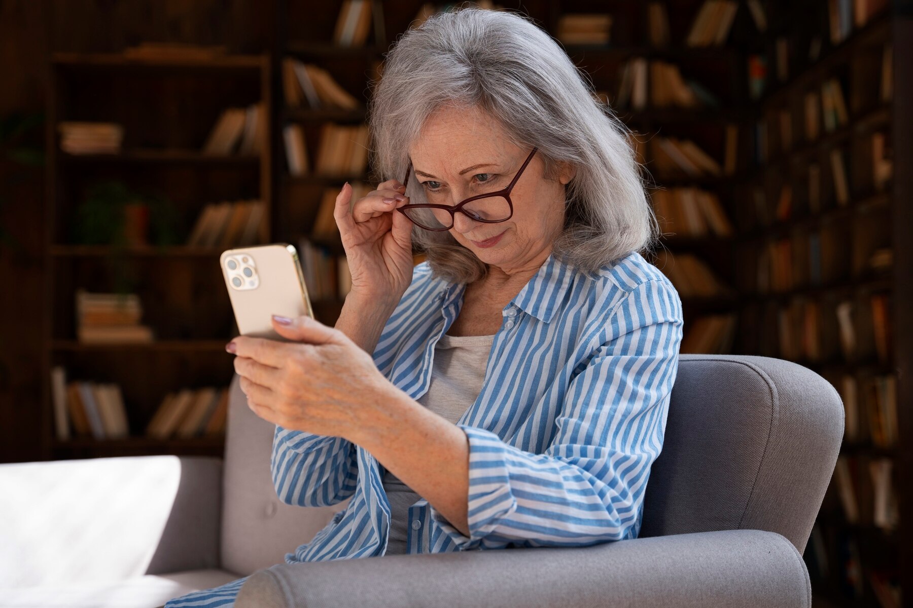 Une femme âgée sur son téléphone | Source : Freepik