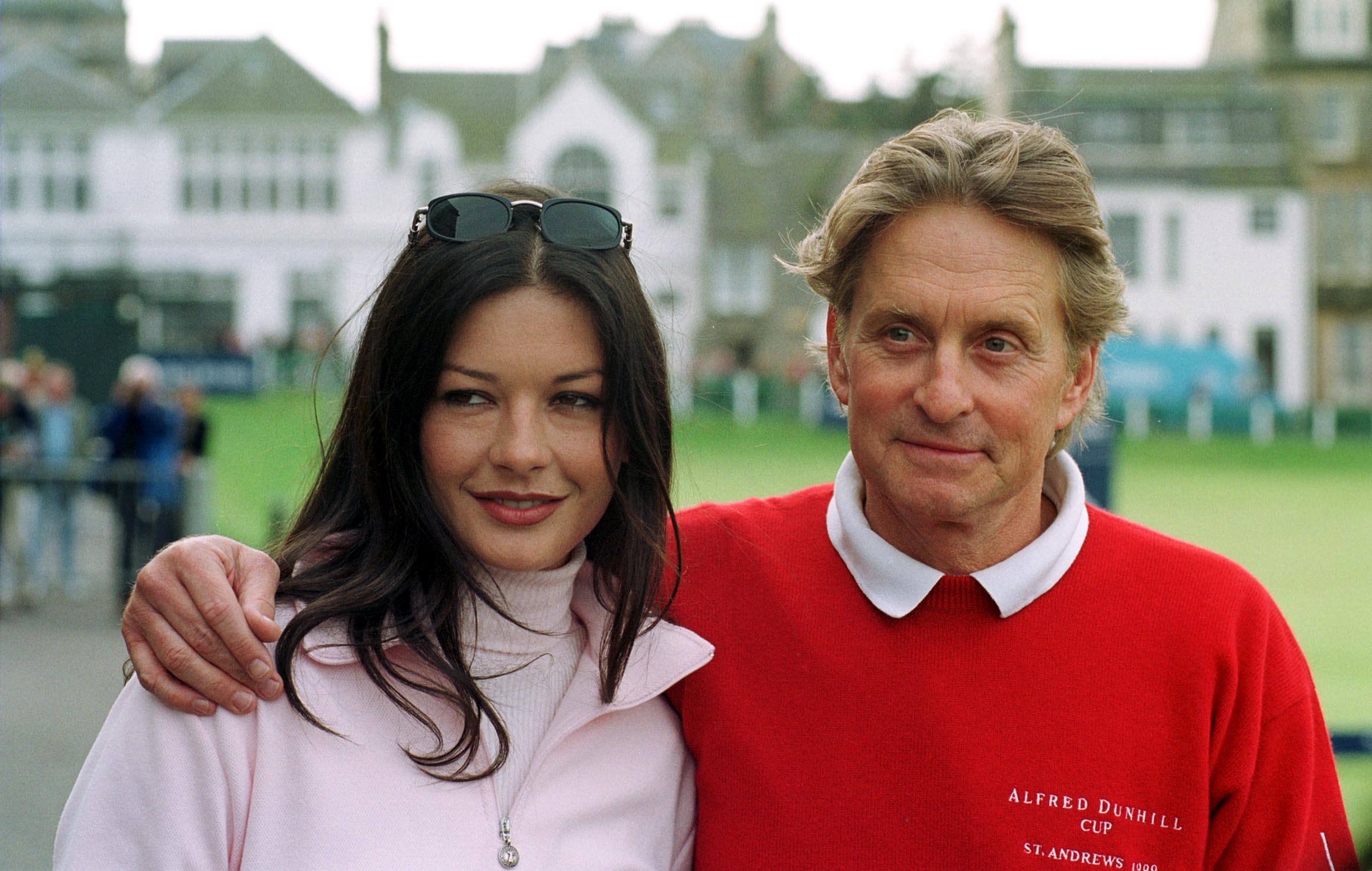 Catherine Zeta-Jones et Michael Douglas au terrain de golf de St. Andrews lors du tournoi des célébrités Alfred Dunhill Cup en juin 2000 | Source : Getty Images