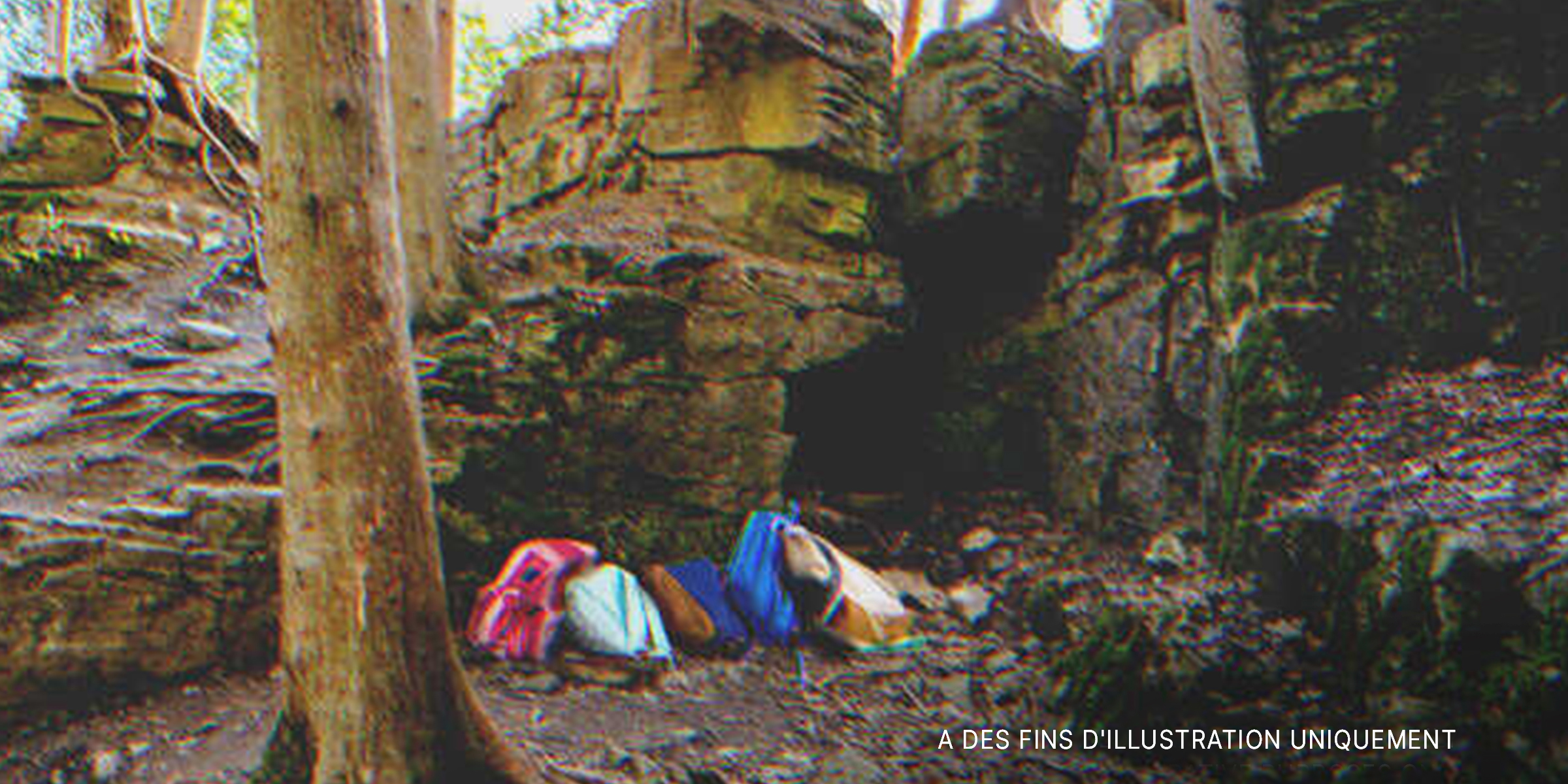 Des cartables près d'une grotte | Source : Getty Images