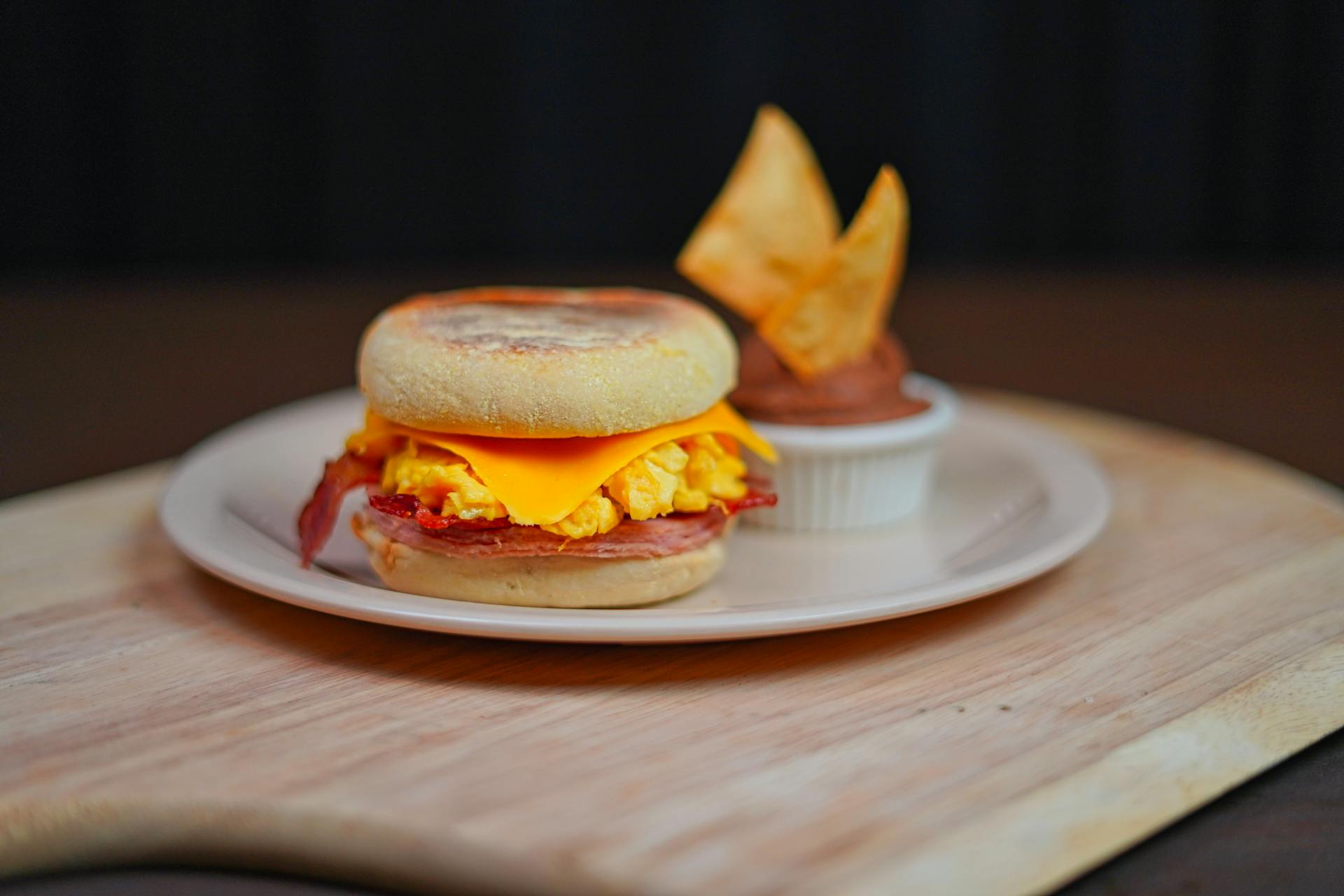Un sandwich avec une trempette dans l'assiette | Source : Pexels