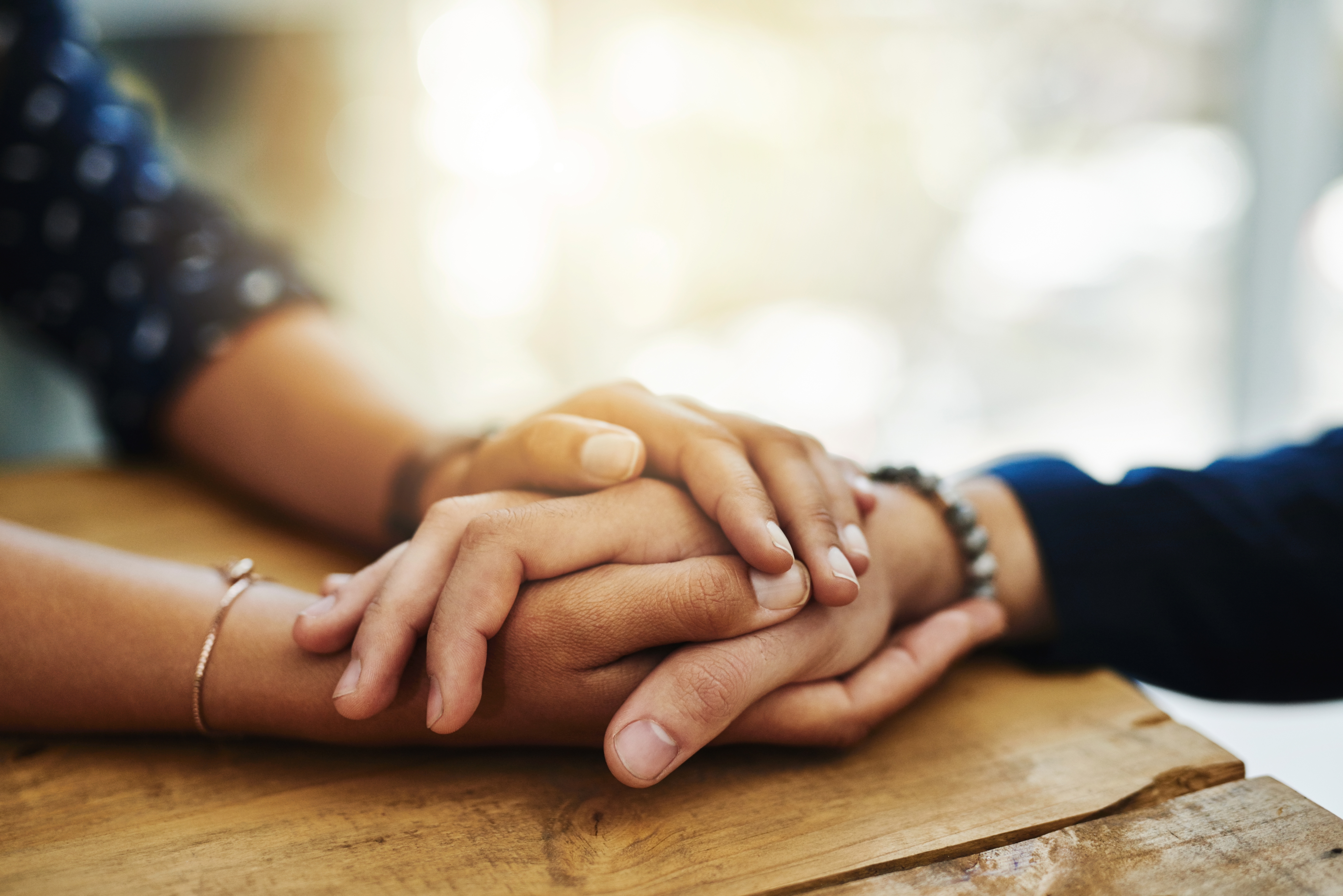Un couple se tenant la main en signe de soutien | Source : Shutterstock