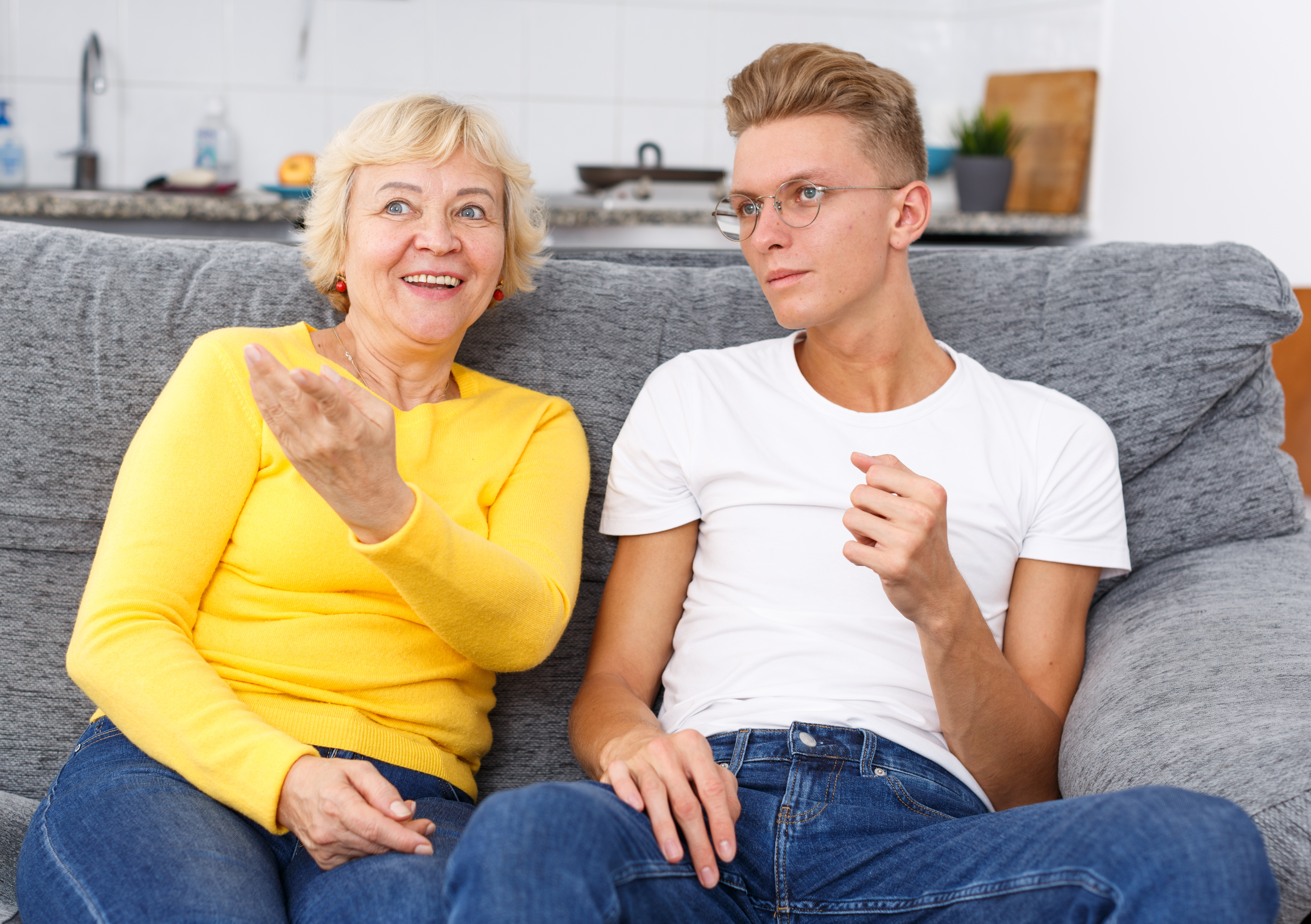 Une femme qui parle à un homme plus jeune | Source : Shutterstock