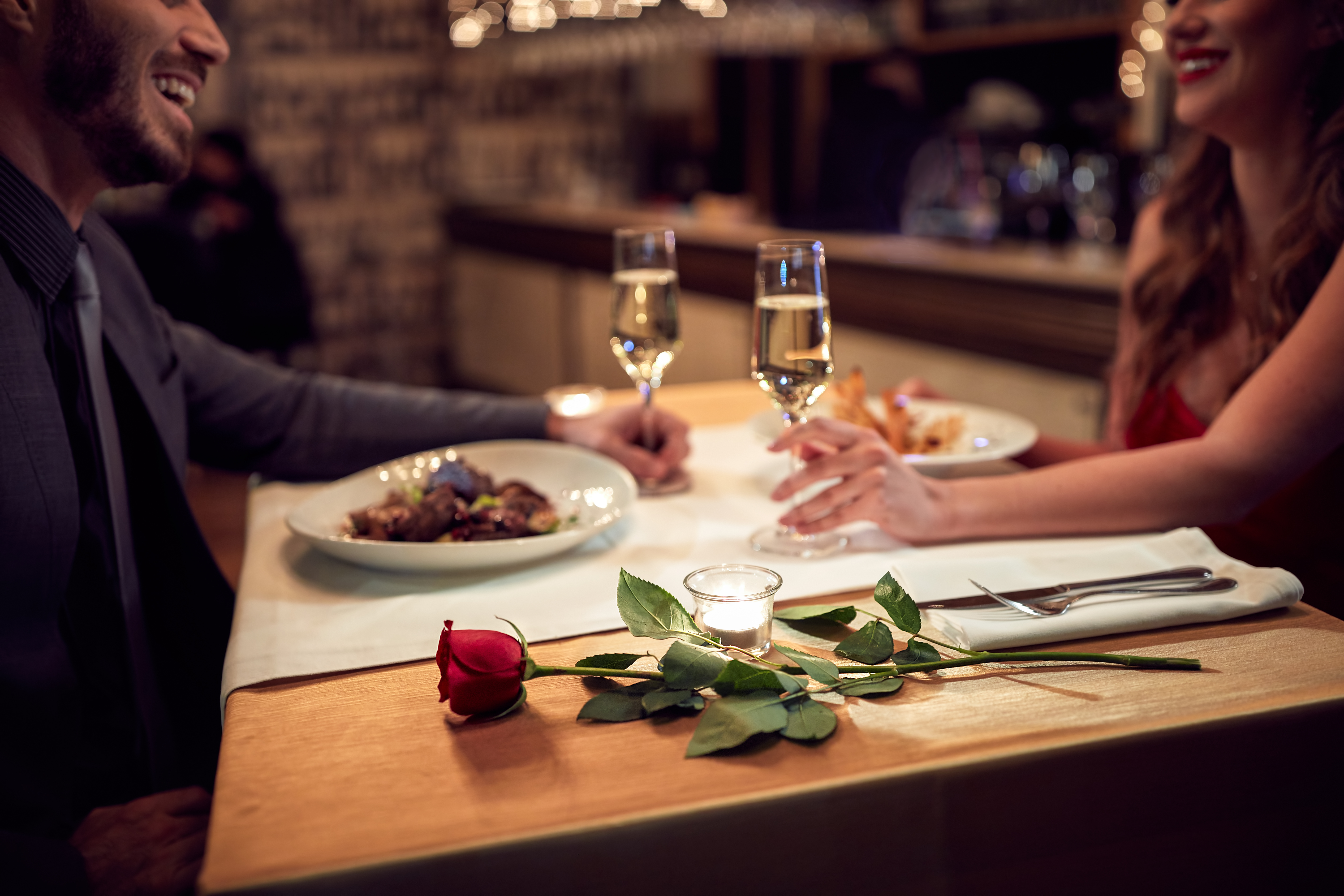 Un couple profite d'un dîner romantique | Source : Shutterstock