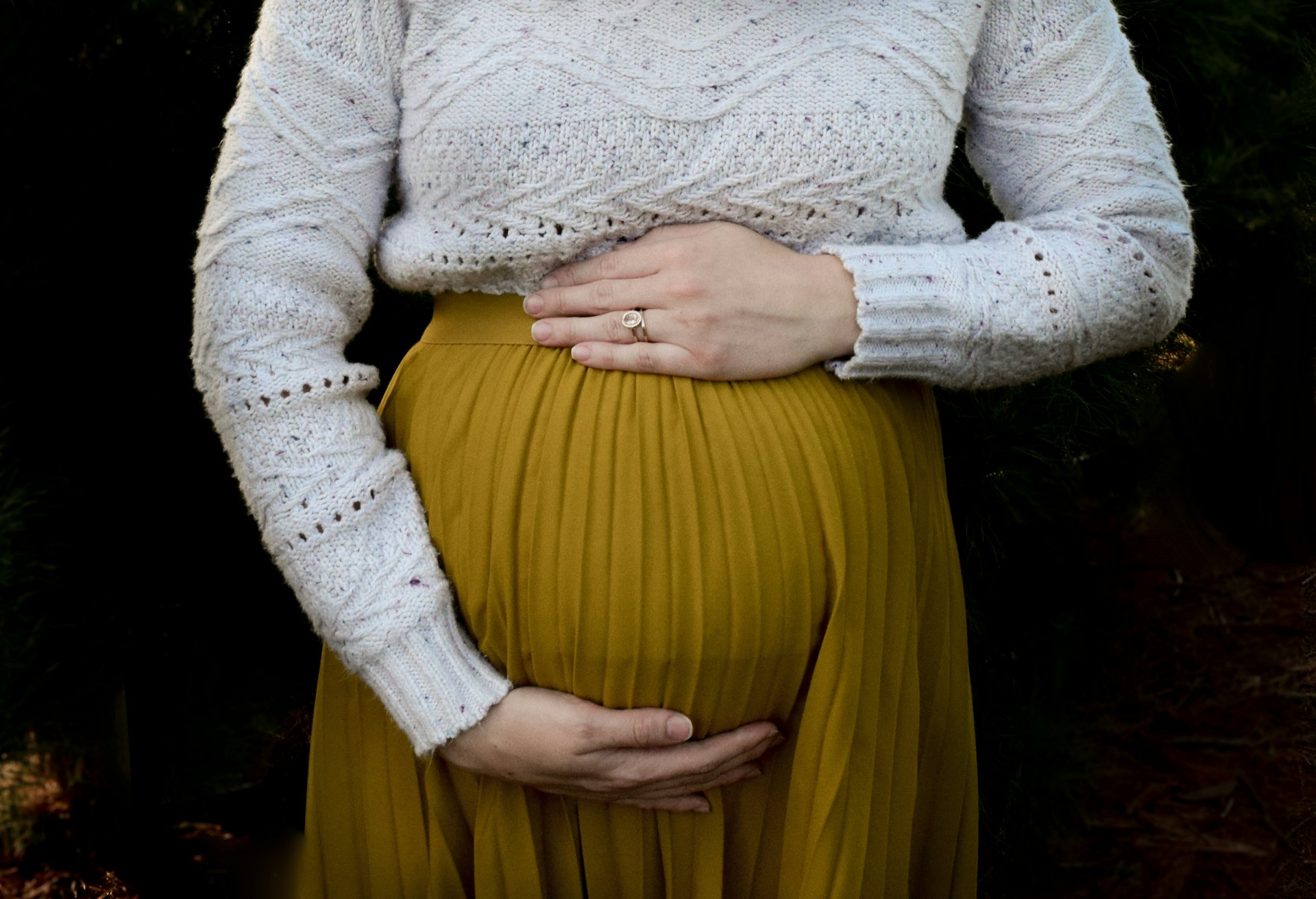 Gros plan sur une femme enceinte | Source : Unsplash