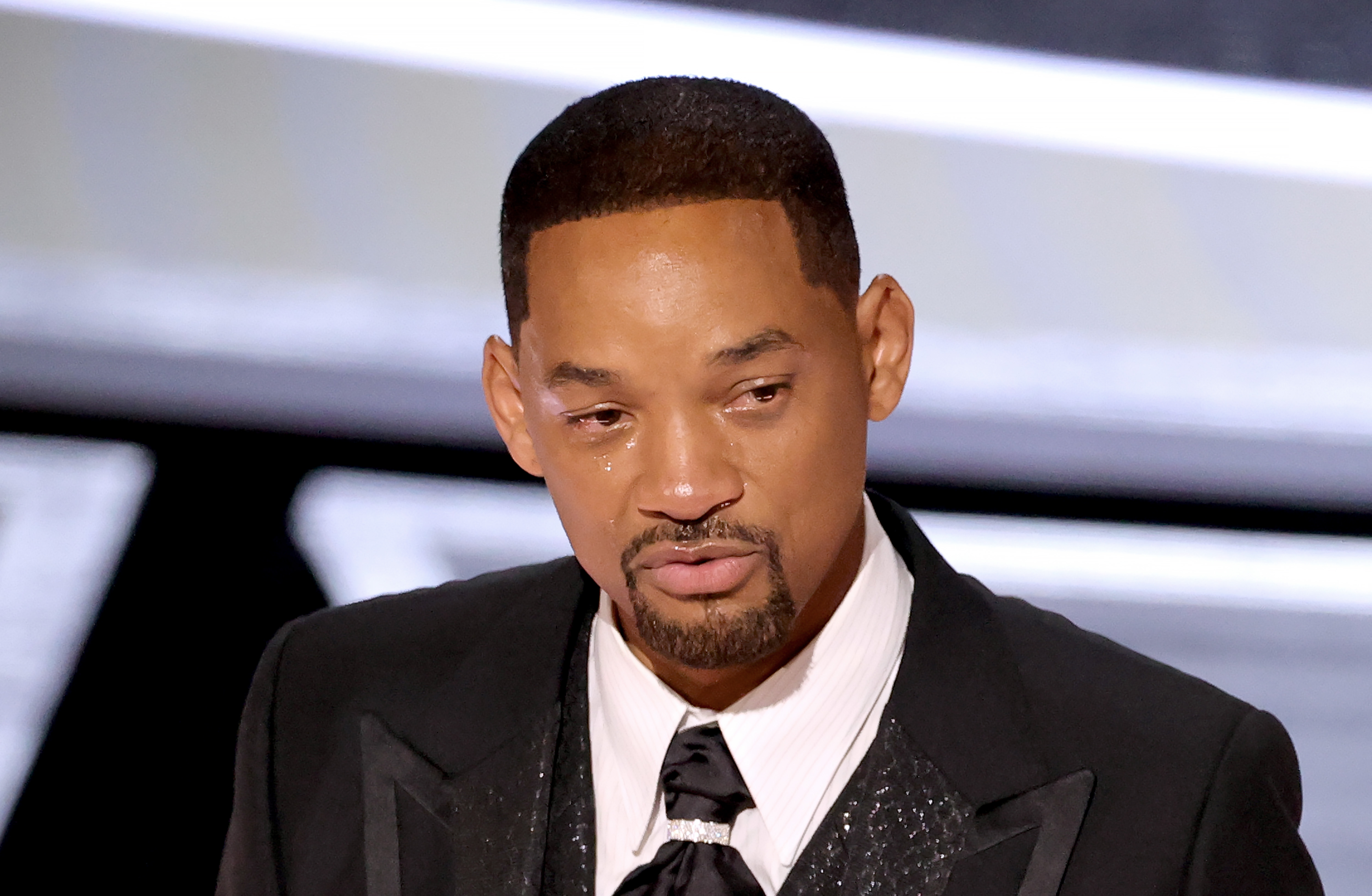 Will Smith accepte le prix de l'acteur dans un rôle principal pour 'King Richard' sur scène lors de la 94e cérémonie annuelle des Oscars au Dolby Theatre le 27 mars 2022, à Hollywood, Californie | Source : Getty Images