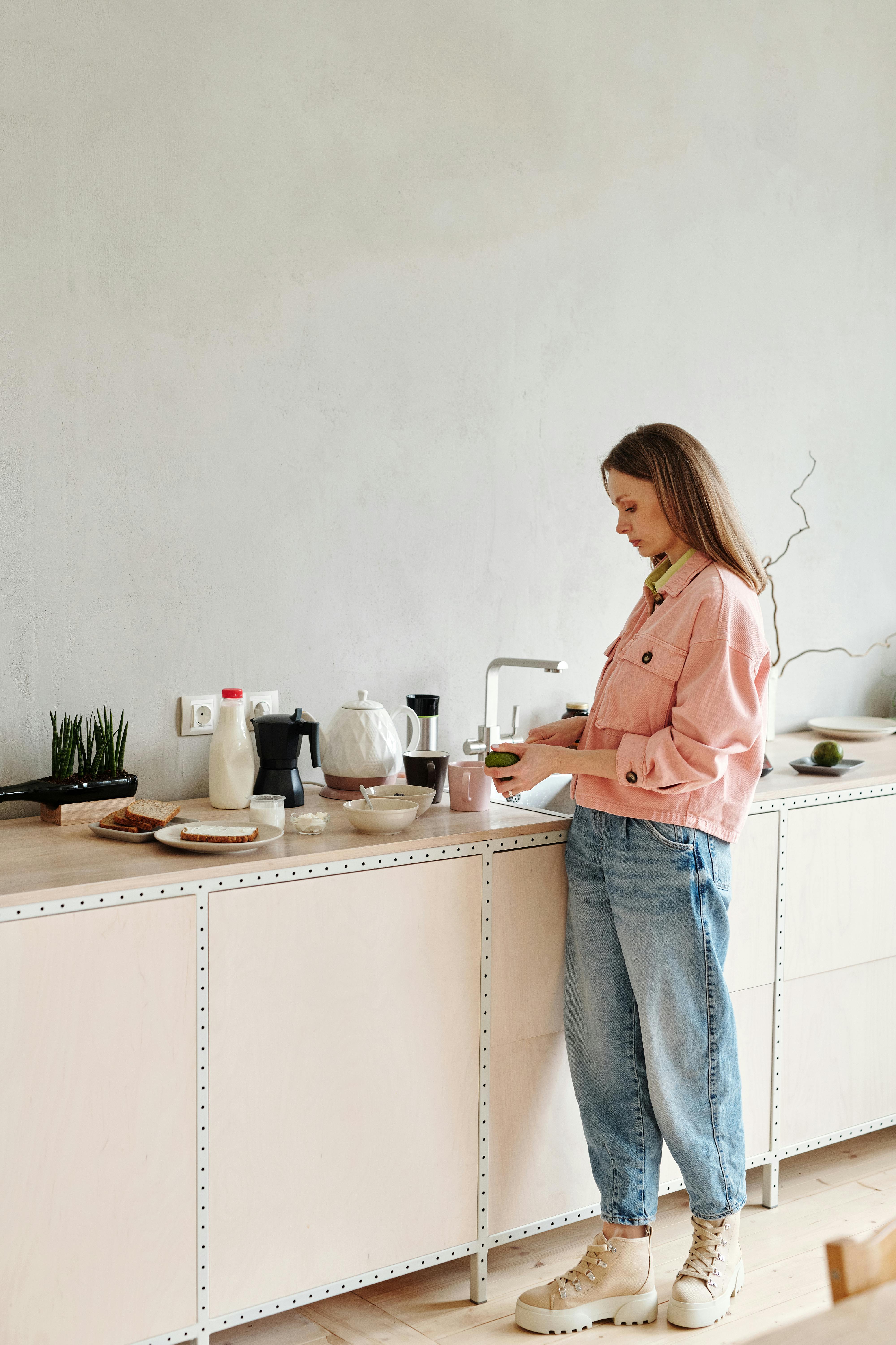 Femme debout dans la cuisine | Source : Pexels