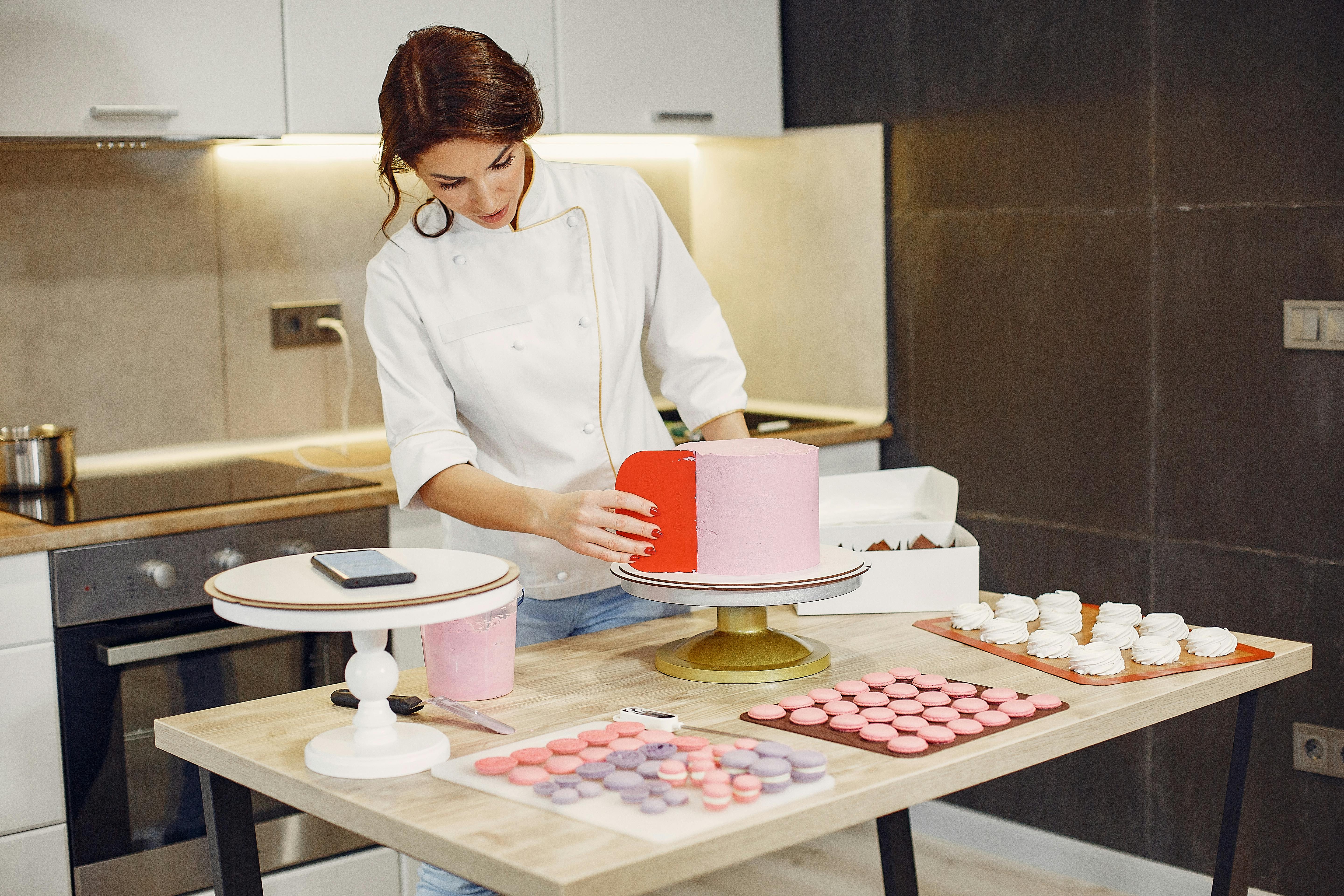 Une femme occupée à confectionner un gâteau | Source : Pexels