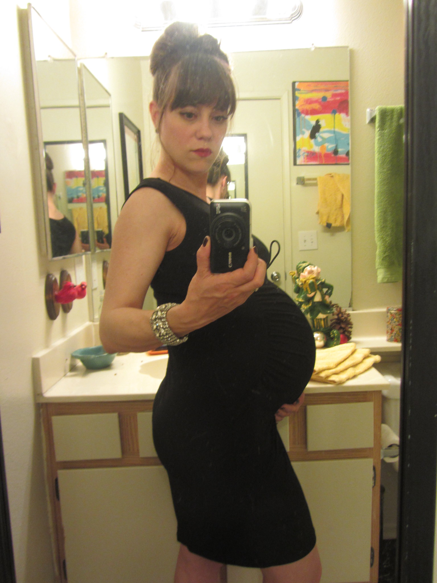 Une femme enceinte qui prend un selfie | Source : Flickr