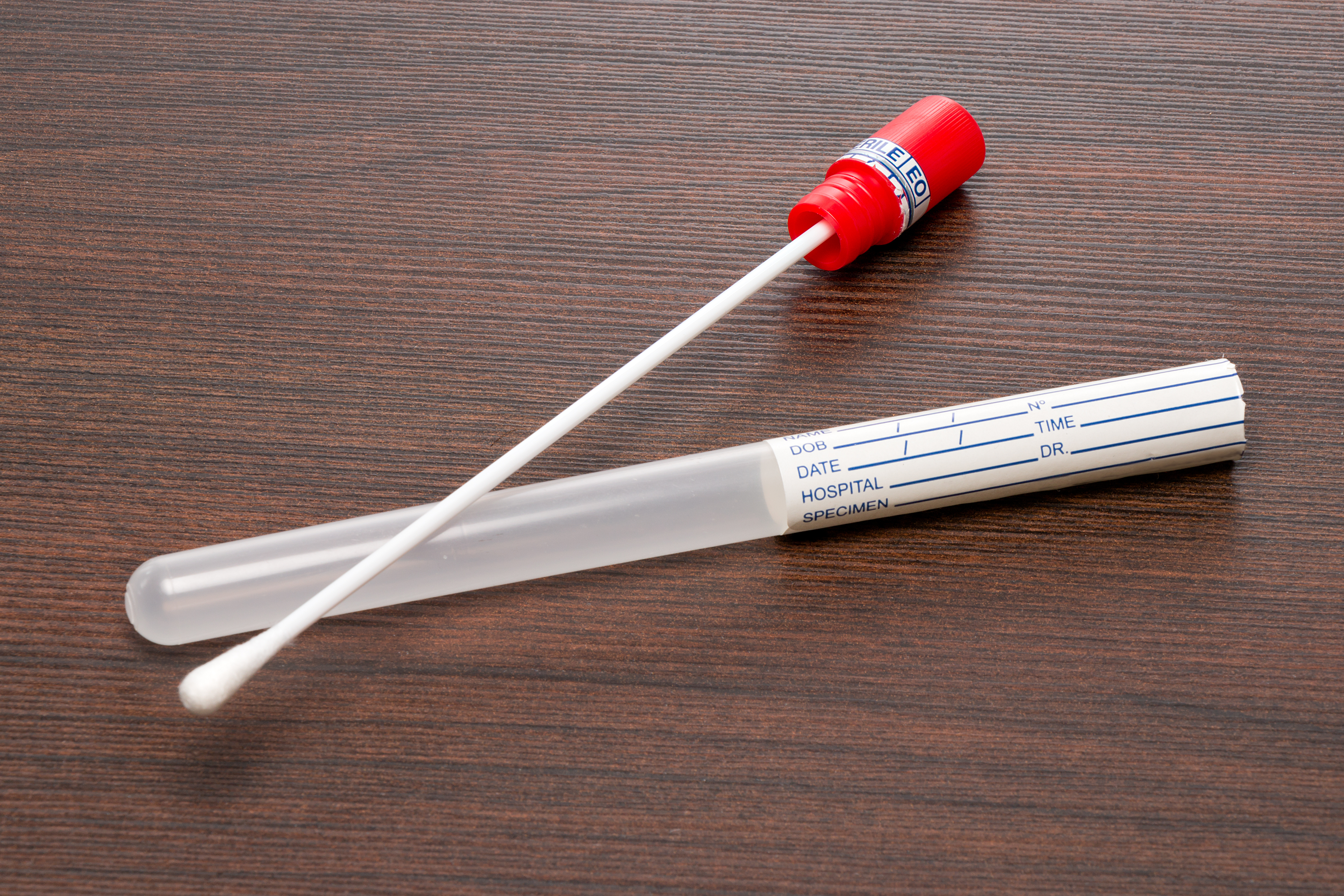 Un tube à essai d'ADN et un coton-tige. | Source : Shutterstock