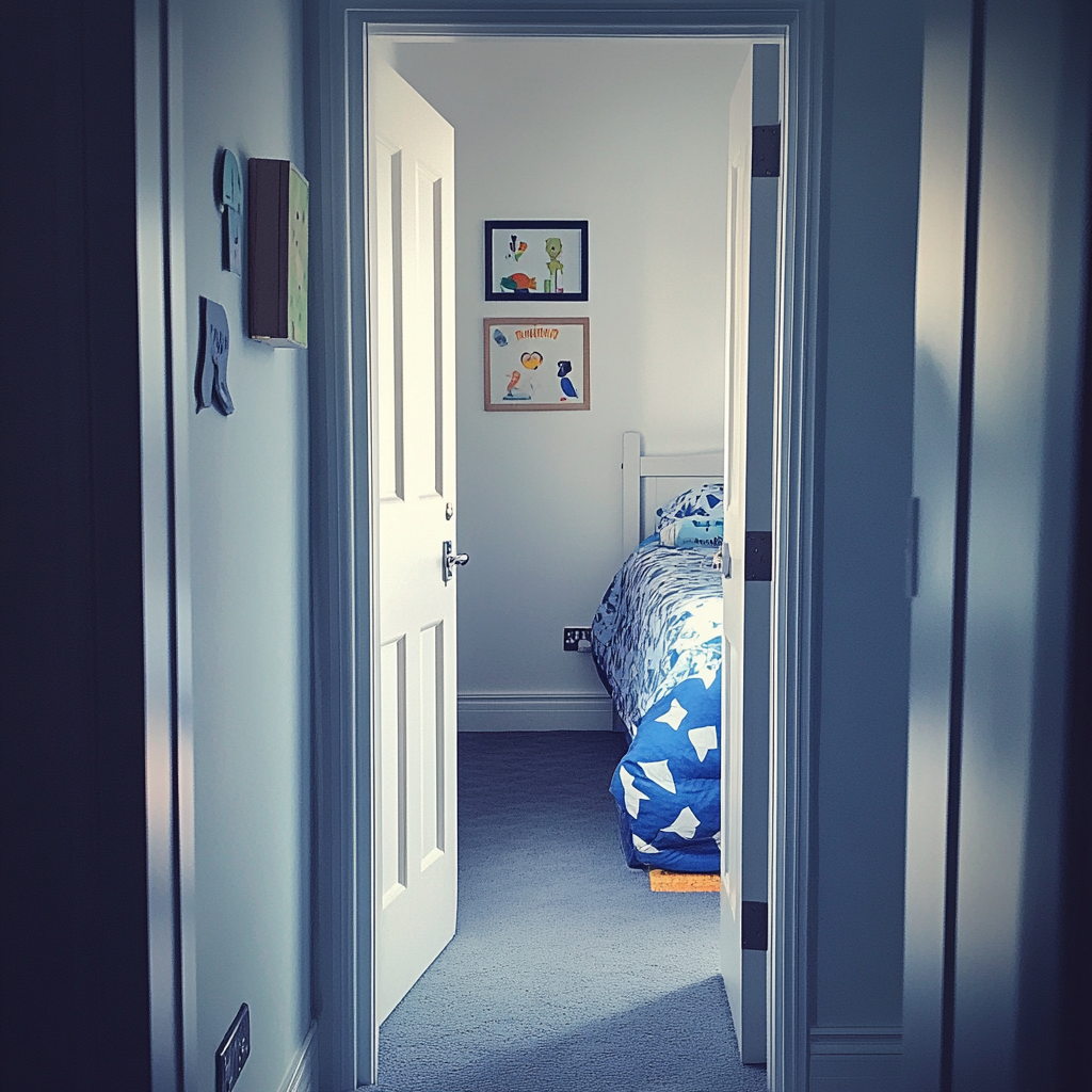 La porte d'entrée d'une chambre à coucher | Source : Midjourney