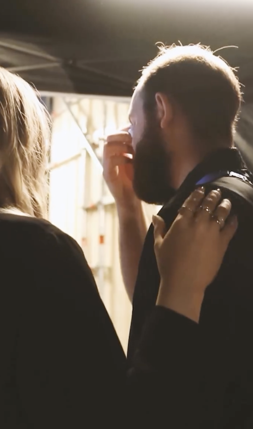 René-Charles Angélil se tient dans les coulisses pendant la prestation de Céline Dion lors de la cérémonie d'ouverture des Jeux olympiques de Paris 2024, postée le 16 août 2024 | Source : Instagram.com/laurag_photo