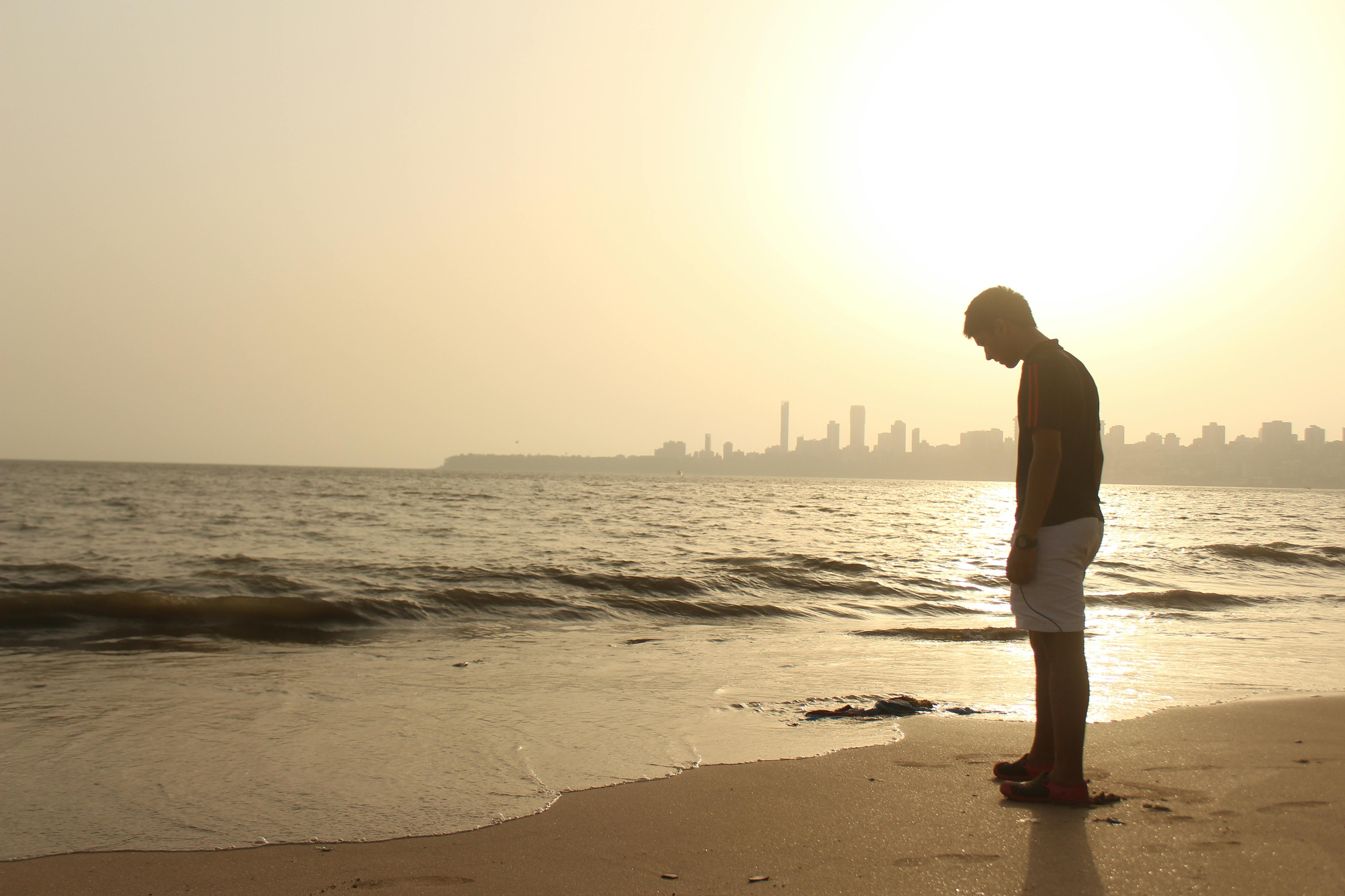 Un homme à la plage | Source : Pexels