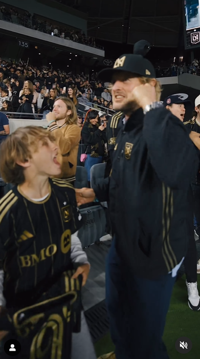 Owen Wilson et son fils Ford en train de faire la fête dans une vidéo partagée le 21 avril 2024 | Source : Instagram/lafc