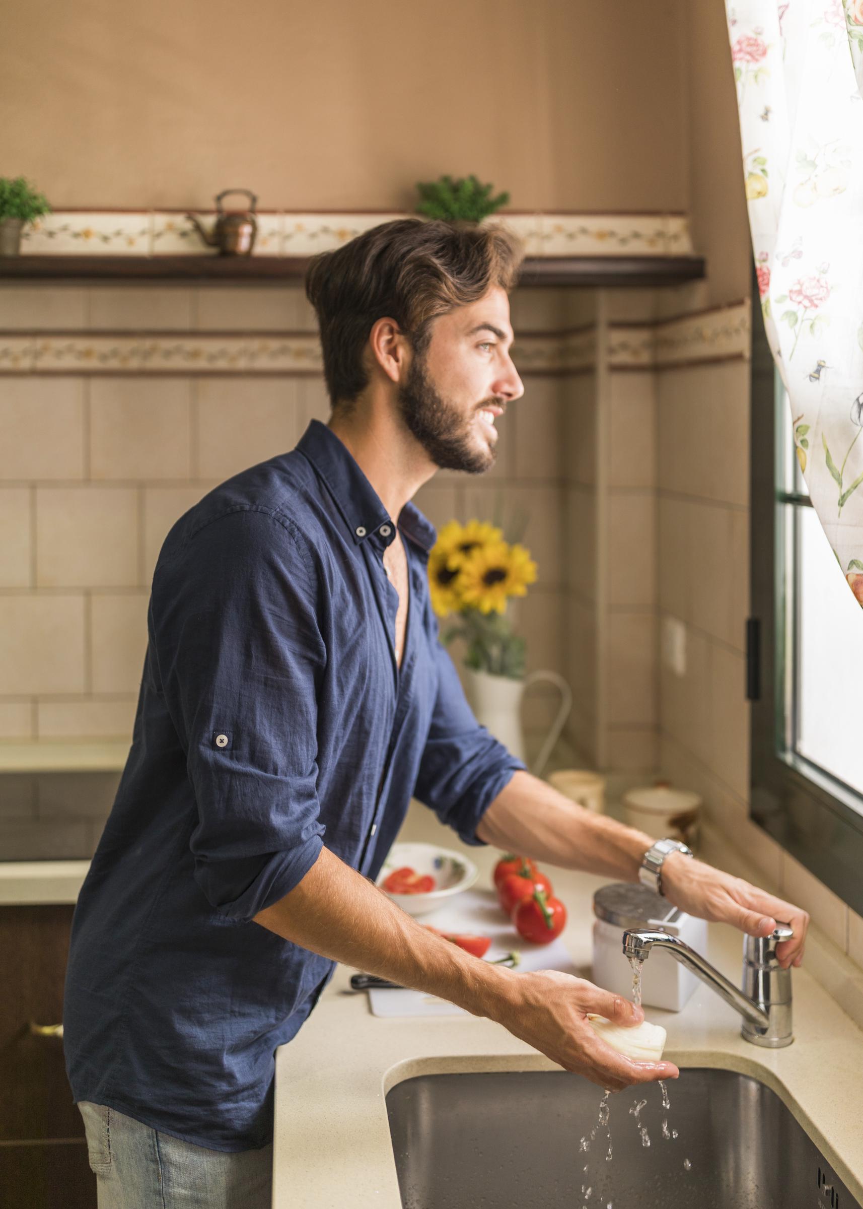 Un homme qui fait la vaisselle | Source : Freepik